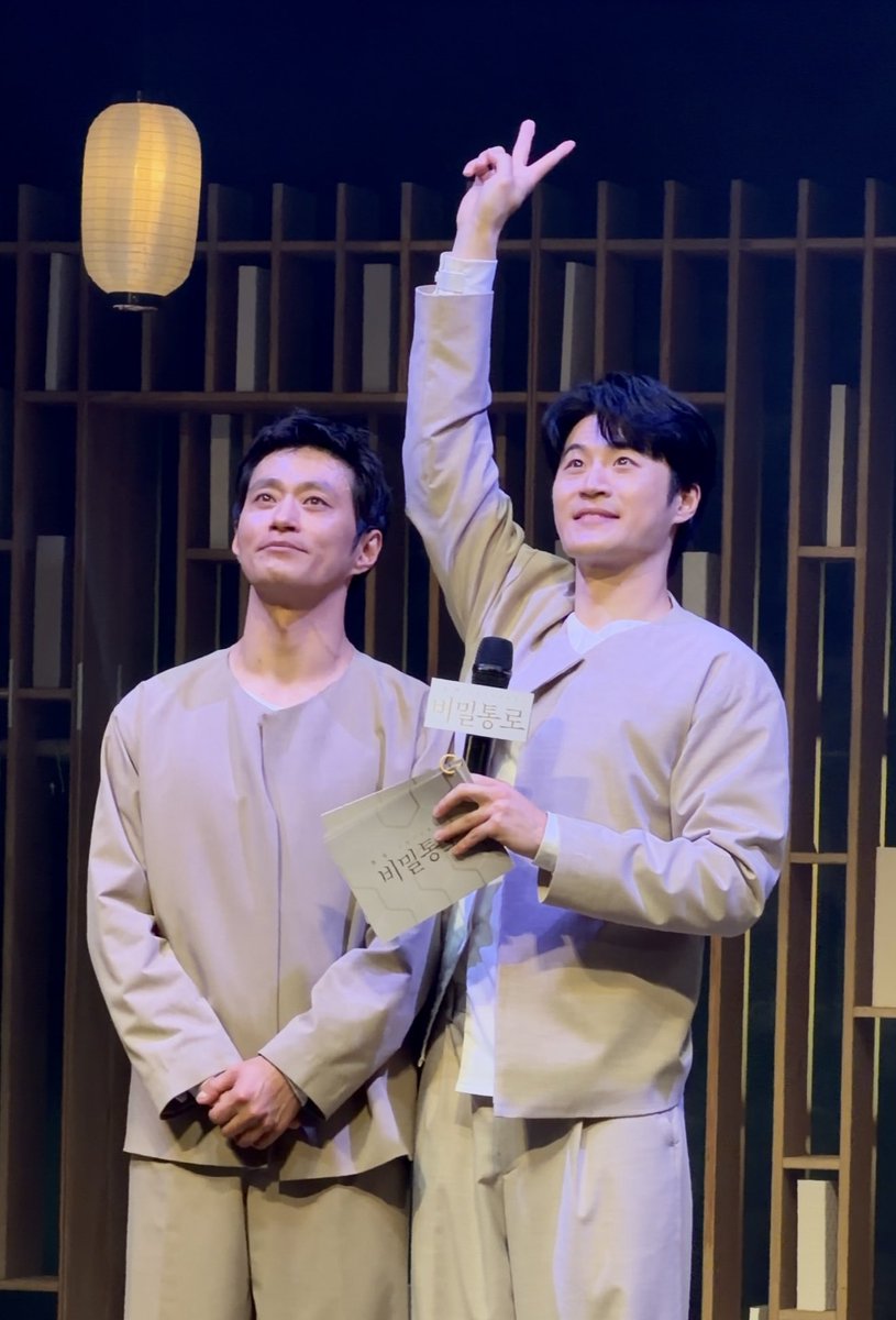 #비밀통로 막공 포토타임
선배님 후배님은 애드립이었나요
ㅋㅋ

늘 벌레잡아드시던 유인원큐께서
오늘은 바나나 껍질까서
야무지게 드심 ㅋ
#김성규 #오경주