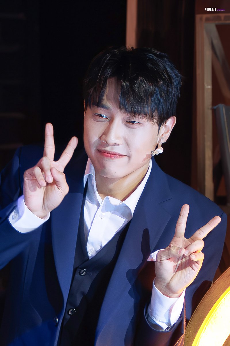Violet tweet media