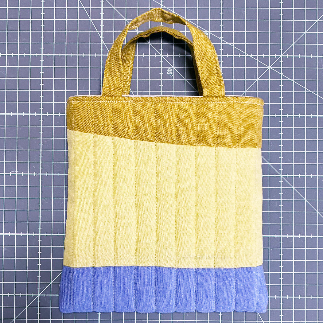 Tori_undo's tweet photo. M5スクエアの手帳を購入したので、リネンの端切れで手帳用バッグインバッグを作りました。適当パッチワーク！
肝心の手帳はまだ届いていません😅 https://t.co/svRQwl78op
