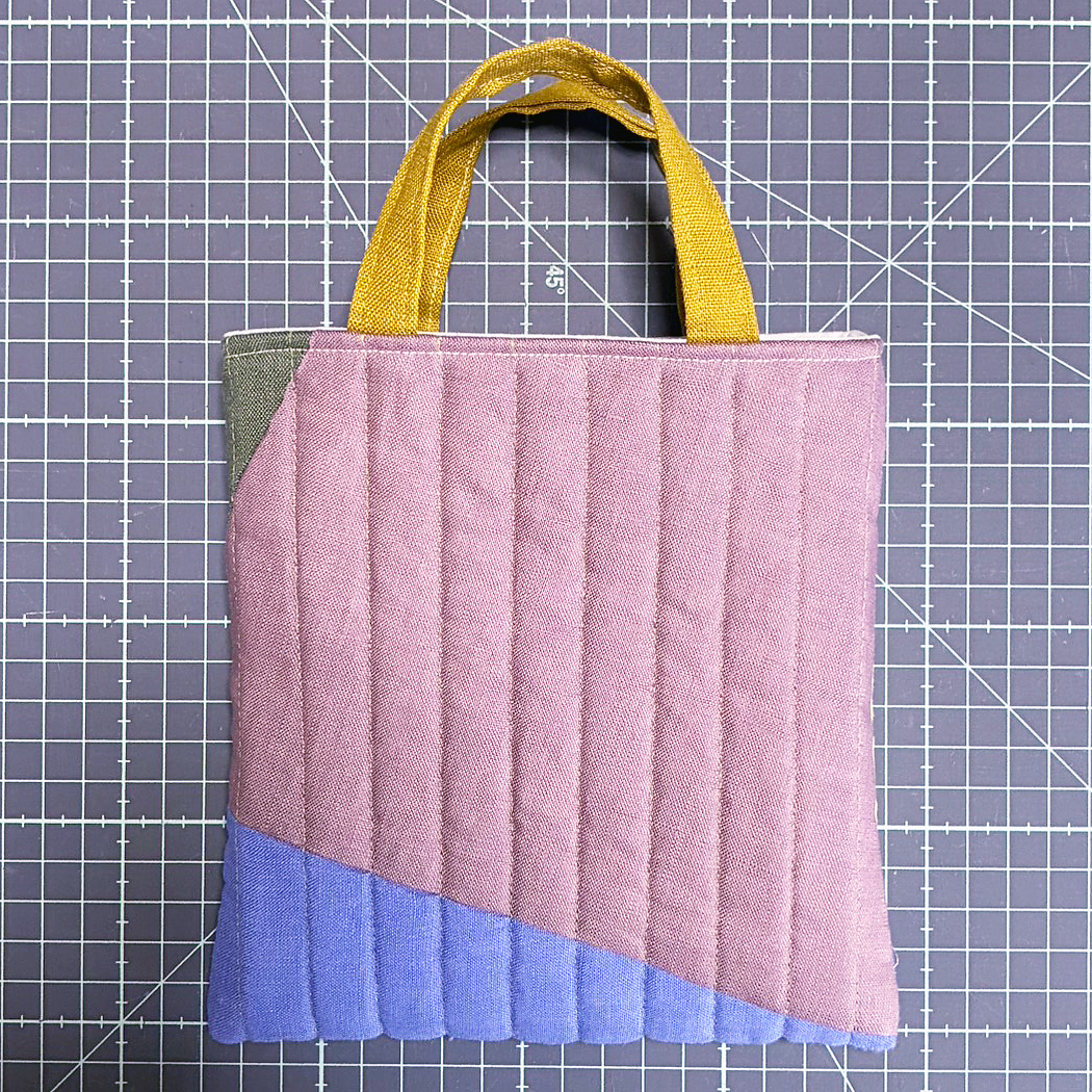 Tori_undo's tweet photo. M5スクエアの手帳を購入したので、リネンの端切れで手帳用バッグインバッグを作りました。適当パッチワーク！
肝心の手帳はまだ届いていません😅 https://t.co/svRQwl78op
