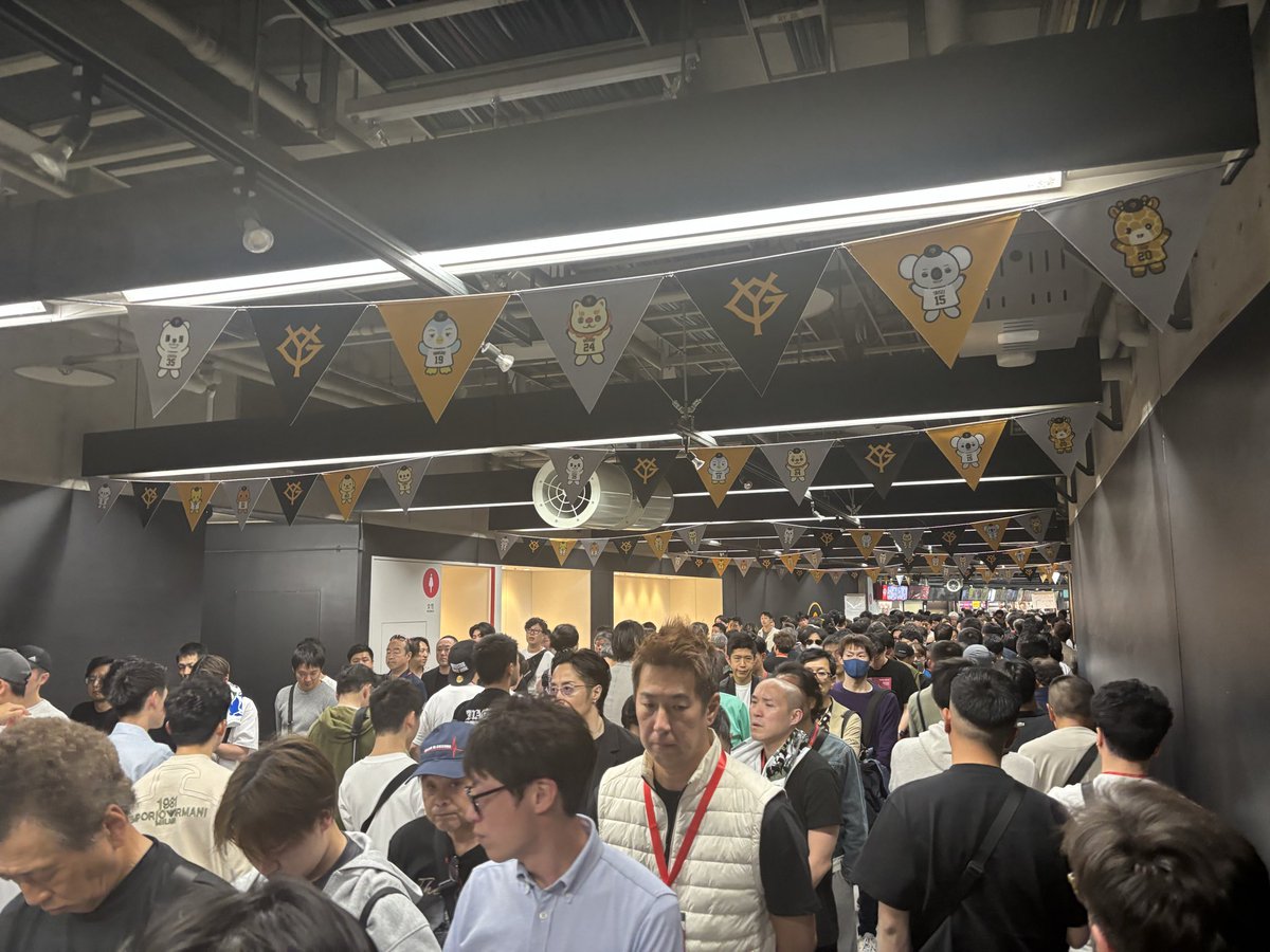 BoxinPhilosophy's tweet photo. Torn between wanting a few more beers and not wanting to stand in this line again for the toilet. Great stadium; mad queues. #InoueNakatani https://t.co/vQMYePv24g