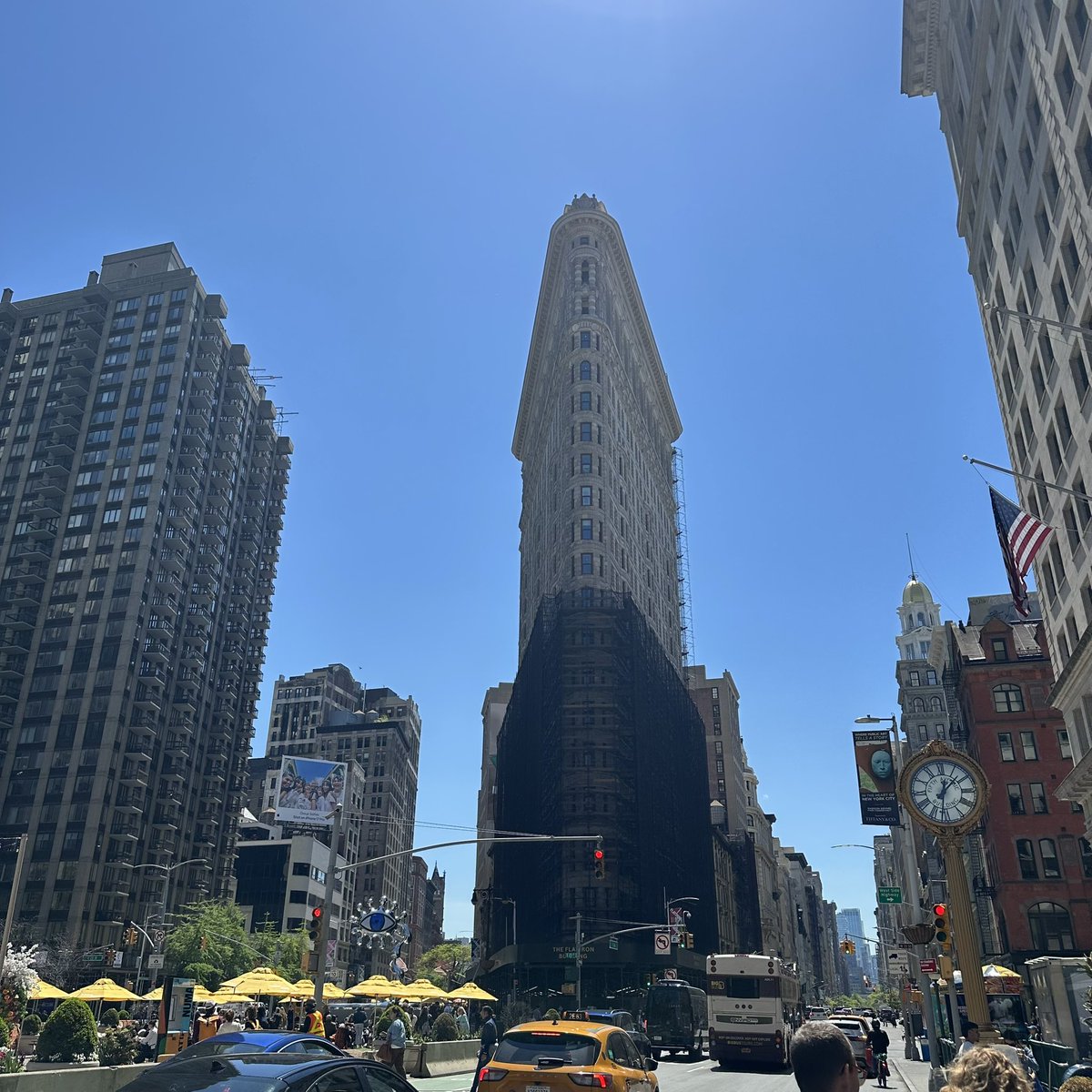 bigkingbadger's tweet image. New york day 2 part 2 -  After the library i took a walk down town passing the flatiron building which was mainly covered up &amp;amp; then to the Washington square arch. Finally as i was a stones throw away i thought it would be rude not to go in the stonewall inn. Then karaoke #newyork