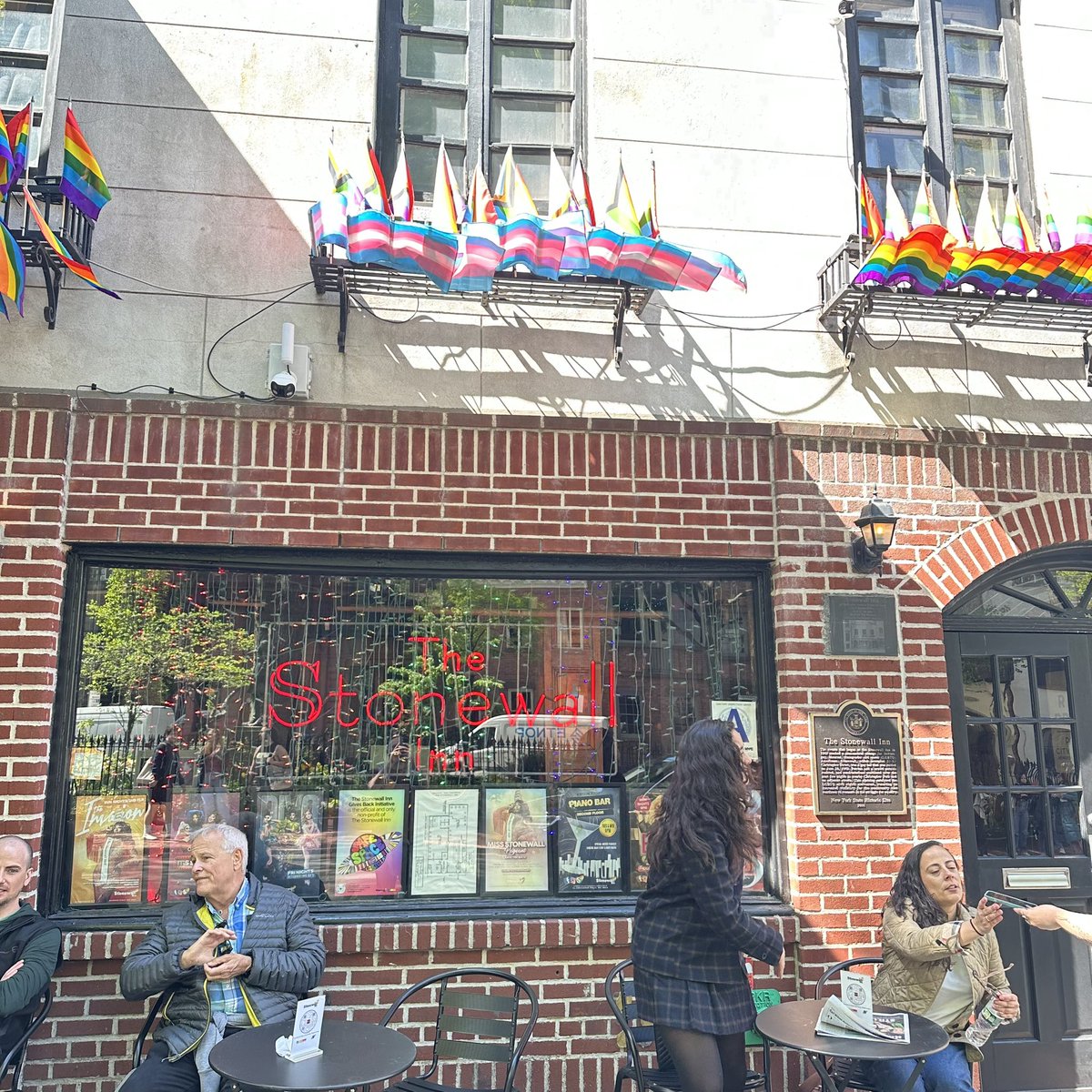 bigkingbadger's tweet image. New york day 2 part 2 -  After the library i took a walk down town passing the flatiron building which was mainly covered up &amp;amp; then to the Washington square arch. Finally as i was a stones throw away i thought it would be rude not to go in the stonewall inn. Then karaoke #newyork