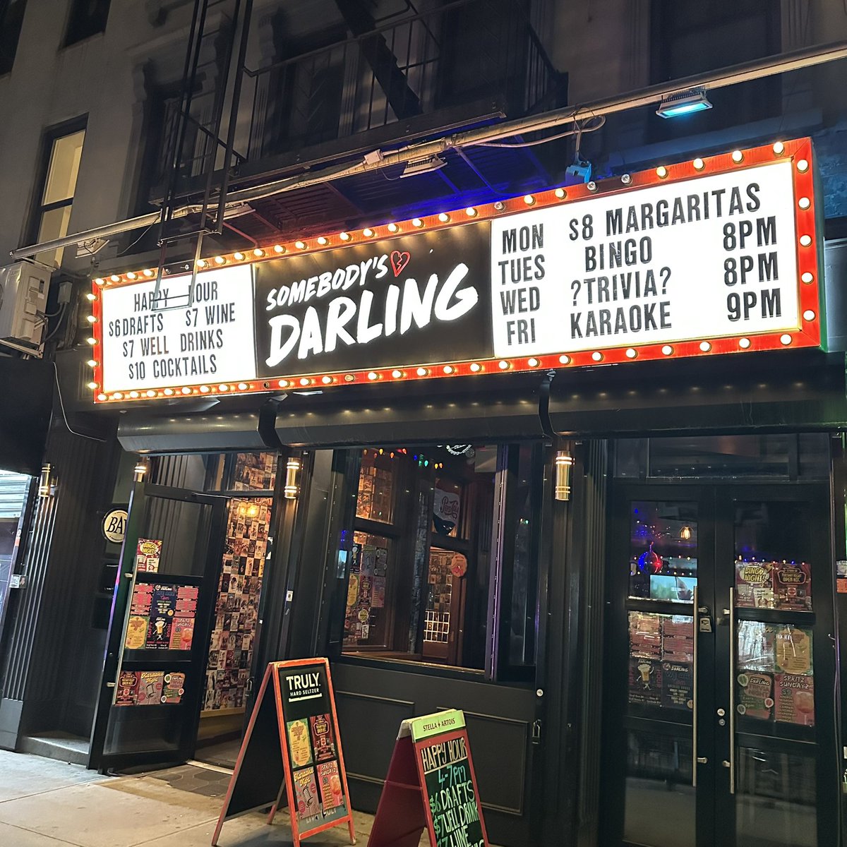 bigkingbadger's tweet image. New york day 2 part 2 -  After the library i took a walk down town passing the flatiron building which was mainly covered up &amp;amp; then to the Washington square arch. Finally as i was a stones throw away i thought it would be rude not to go in the stonewall inn. Then karaoke #newyork