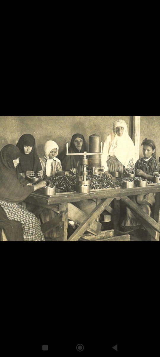 mnrydn1's tweet photo. “1921’de, Kütahya-Eskişehir yenilgisi sonrası ve Sakarya öncesinde; Ankara’da kadın, çocuk, yaşlı demeden herkes cephane üreterek vatan savunmasına katıldı.”İşte o günlerden bir kare ...#millimücadele https://t.co/qb0SPyQoUA