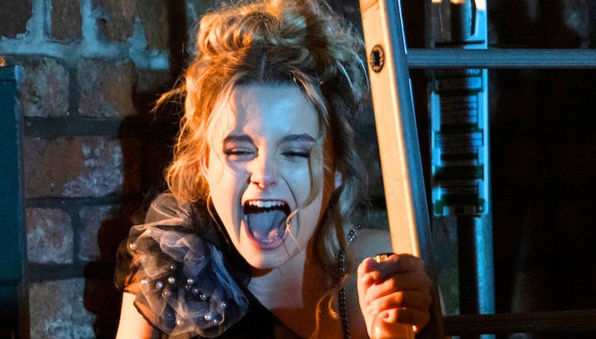 elliscashmore's tweet image. Last night’s Corrie felt oddly dated: Betsy discovers what looks like a dead body &amp;amp; reacts with full-blown hysterical scream. Really? Lazy, misogynistic shorthand. Would a male character react the same way—or call for help? #Corrie #CoronationStreet #GenderStereotypes #TVWriting