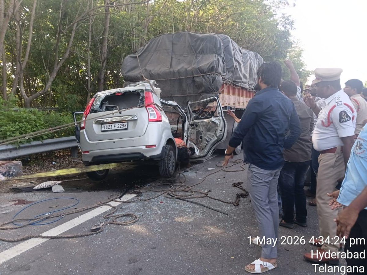 HYDTrafficMan's tweet image. #Hyderabad ORR Crash:

Deep condolences to the family. 
Many blaming the driver for fatigue or distraction. But, very few are pointing that why lorry was parked without any warning signs. 

Also, from authority side i.e, HMDA &amp;amp; HGCL..
1. How many truck lay bye places are there on