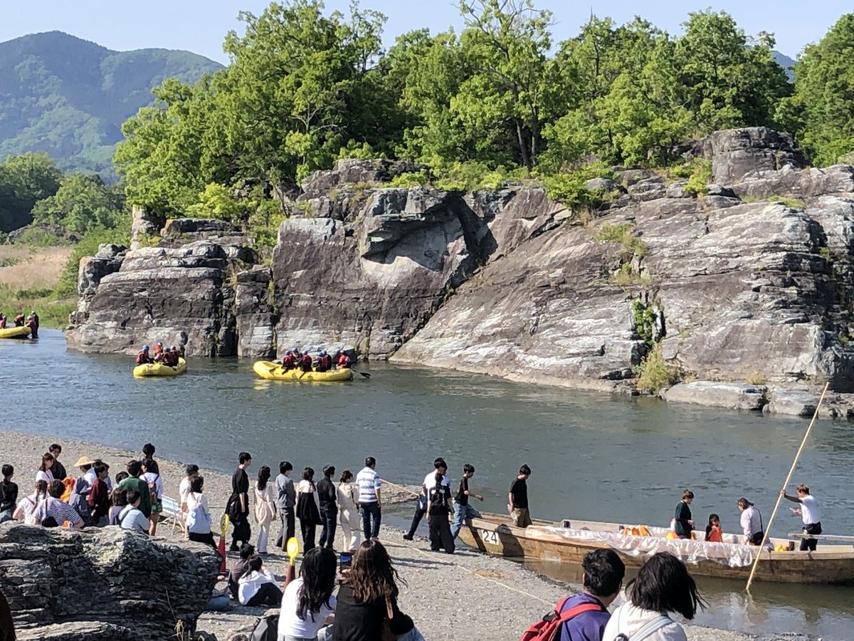 osamuan1's tweet photo. 今日はここへ
天気も快晴☀️
バイク日和

埼玉の長瀞(ながとろ)へ
長瀞のライン下りは大繁盛‼️
ＧＷのこともありライン下りの
乗船売り場は長蛇の列

#長瀞
#長瀞ライン下り https://t.co/Dnr0Jlf6Fd