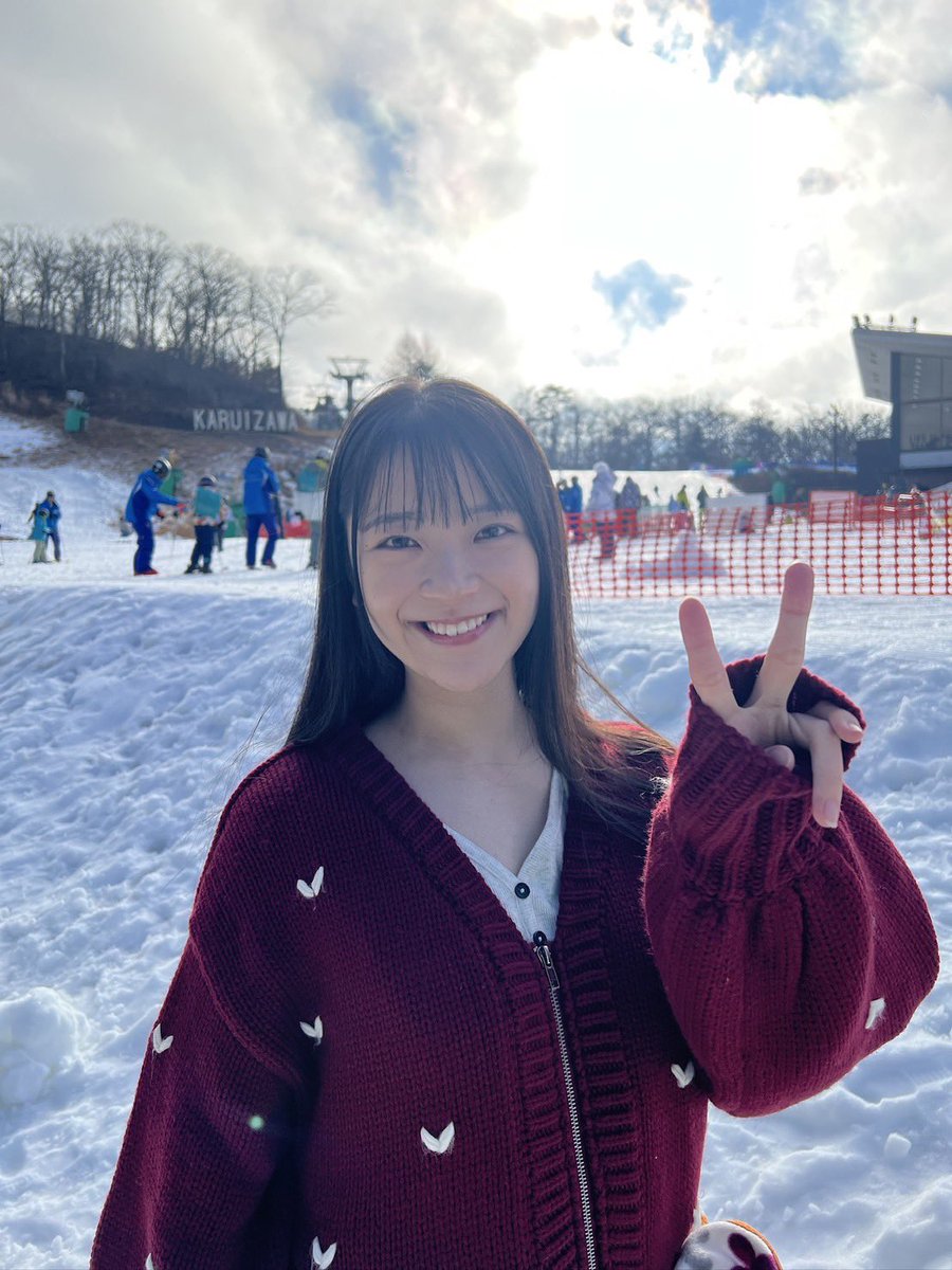 mia_akiyama26's tweet photo. 情報解禁から約10日が経ちました！  
あっという間すぎて、自分でもびっくりしてます🥹

デビューまであと半月、緊張もあるけどそれ以上にわくわくしています！！
X開設から数日ですが、いつもたくさんの応援メッセージ本当にありがとうございます🌷

今日はオフショット📸載せてみます…！
 #秋山美杏 https://t.co/I3wSviB8fb