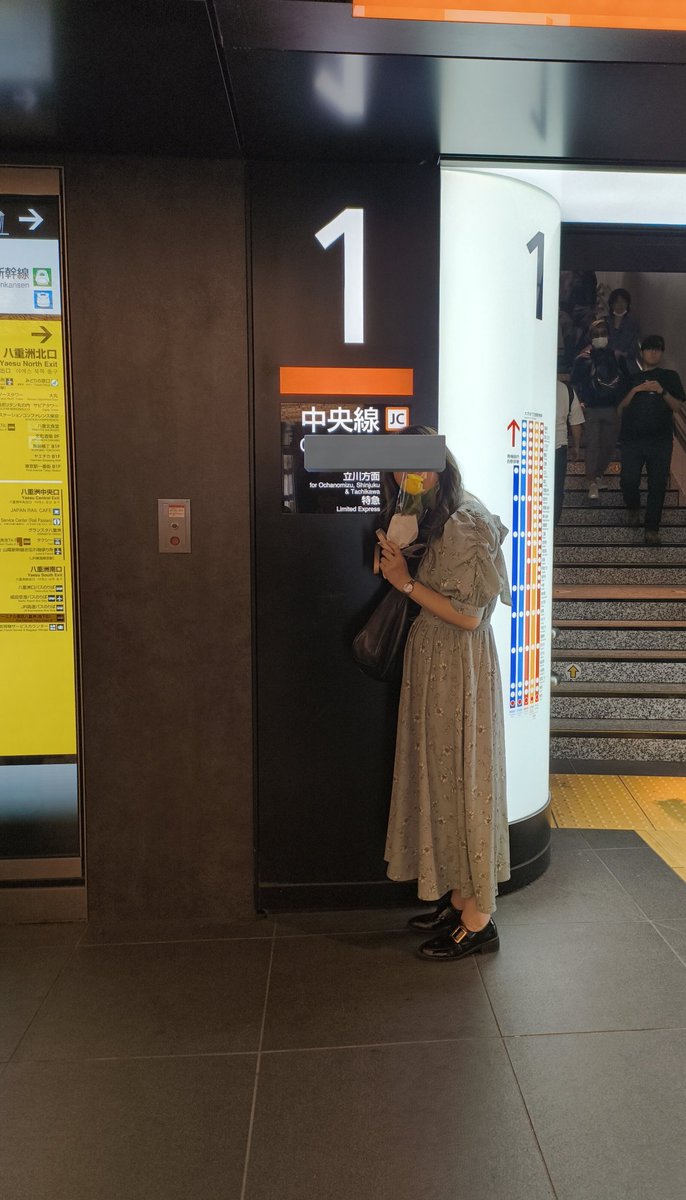 デート中突然走り出し花を買うなど、活動は多岐に渡る
