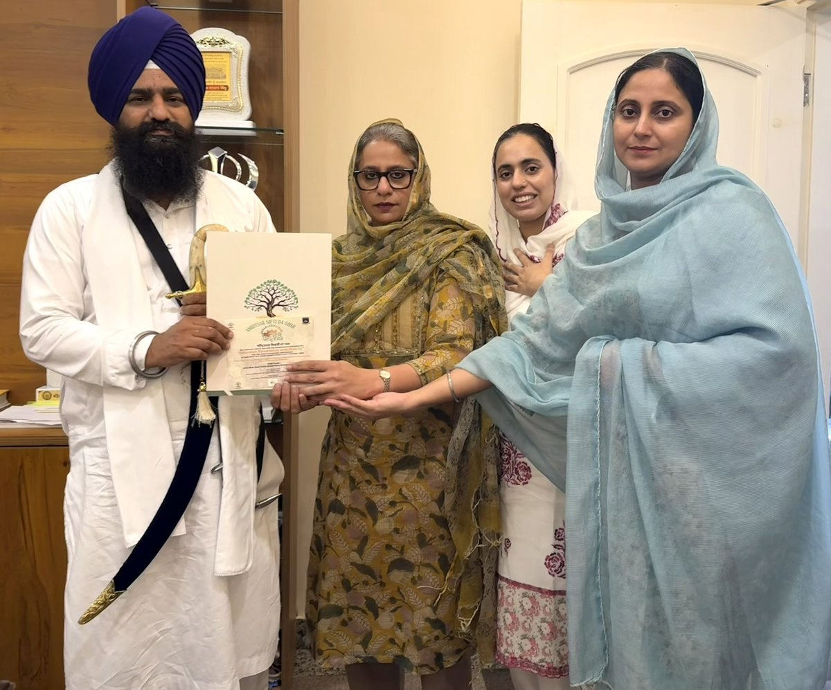 djkaur101's tweet photo. ਅਗਲੇ ਸਾਲ 2027 ਵਿੱਚ ਅਸੀਂ ਸ੍ਰੀ ਅੰਮ੍ਰਿਤਸਰ ਸਾਹਿਬ ਜੀ ਦਾ 450ਵਾਂ ਸਥਾਪਨਾ ਦਿਵਸ ਮਨਾਉਣ ਜਾ ਰਹੇ ਹਾਂ, ਅੰਮ੍ਰਿਤਸਰ ਸ਼ਹਿਰ ਨਾ ਸਿਰਫ਼ ਦੇਸ਼ ਵਿੱਚ ਸਗੋਂ ਪੂਰੀ ਦੁਨੀਆਂ ਵਿੱਚ ਜਾਣਿਆ ਜਾਂਦਾ ਹੈ, ਕਿਉੰਕਿ ਇਸ ਧਰਤੀ ‘ਤੇ ਸ੍ਰੀ ਹਰਿਮੰਦਰ ਸਾਹਿਬ ਸੁਸ਼ੋਭਿਤ ਹੈ। ਪਰ ਅੱਜ ਇਹ ਸ਼ਹਿਰ ਗੰਦਗੀ ਨਾਲ ਮਰ ਰਿਹਾ ਹੈ, ਆਲੇ ਦੁਆਲੇ ਦੇ ਬਾਜ਼ਾਰਾਂ ਵਿੱਚ ਕੂੜੇ ਦੇ ਢੇਰਾਂ ਦੀ ਭਰਮਾਰ ਹੈ, ਭਗਤਾਂਵਾਲਾ ਵਿਖੇ ਕੂੜੇ ਦਾ ਡੰਪ ਸਾਡੇ ਸੋਹਣੇ ਸ਼ਹਿਰ ਨੂੰ ਮਾਰ ਰਿਹਾ ਹੈ। ਇਸ ਸਭ ਨੂੰ ਹੱਲ ਕਰਨ ਦੇ ਉਦੇਸ਼ ਨਾਲ @Vatrukh ਵੱਲੋਂ ‘ਚਲੋ ਅੰਮ੍ਰਿਤਸਰ’ @chalo_amritsar ਸ਼ੁਰੂ ਕੀਤੀ ਗਈ ਜੋ ਕਿ ਮਹਿਲਾਵਾਂ ਵੱਲੋਂ ਵਿੱਢੀ ਗਈ ਮੁਹਿੰਮ ਹੈ ਜਿਸ ਵਿੱਚ ਸਾਡੀ ਮੰਗ ਹੈ ਕਿ ਅੰਮ੍ਰਿਤਸਰ ਸ਼ਹਿਰ ਦੀ ਵਿਰਾਸਤੀ ਦਿੱਖ ਨੂੰ ਬਰਕਰਾਰ ਰੱਖਿਆ ਜਾਵੇ, ਕੂੜੇ ਦਾ ਪ੍ਰਬੰਧ ਕੀਤਾ ਜਾਵੇ ਤੇ ਭਗਤਾਂਵਾਲਾ ਡੰਪ ਨੂੰ ਚੁੱਕਿਆ ਜਾਵੇ, ਜਿਸ ‘ਤੇ ਜਥੇਦਾਰ ਕੁਲਦੀਪ ਸਿੰਘ ਗੜਗੱਜ @J_SriAkalTakht ਜੀ ਨੇ ਸਾਡਾ ਪਹਿਲੇ ਦਿਨ ਤੋਂ ਸਾਥ ਦਿੱਤਾ, ਜਿਸਦਾ ਅਸੀਂ ਧੰਨਵਾਦ ਕਰਦੇ ਹਾਂ।  ਅੰਮ੍ਰਿਤਸਰ ਦੇ ਹਾਲਾਤਾਂ ਸਬੰਧੀ ਇੱਕ ਡਾਕਿਊਮੈਂਟਰੀ ਵੀ ਤਿਆਰ ਕੀਤੀ ਗਈ ਹੈ ਜੋ ਕਿ 8 ਮਈ ਨੂੰ ਖ਼ਾਲਸਾ ਕਾਲਜ ਵਿੱਚ ਦਿਖਾਈਂ ਜਾਵੇਗੀ। 

ਸਾਡੀ ਬੇਨਤੀ ਹੈ ਕੀ ਸਾਰੇ 8 ਮਈ ਨੂੰ ਖ਼ਾਲਸਾ ਕਾਲਜ ਅੰਮ੍ਰਿਤਸਰ ਜ਼ਰੂਰ ਪਹੁੰਚੋ ਤੇ ਸਾਰੇ ਸਿਆਸੀ ਆਗੂ ਸਿਆਸਤ ਤੋਂ ਉੱਪਰ ਉੱਠ ਕੇ ਅੰਮ੍ਰਿਤਸਰ ਲਈ ਸੋਚਣ ਕਿਉਂਕਿ ਅੰਮ੍ਰਿਤਸਰ ਸਾਡਾ ਸਾਰਿਆਂ ਦਾ ਸ਼ਹਿਰ ਹੈ।

@kahlonharpreet ਜੀ ਦਾ ਵਿਸ਼ੇਸ਼ ਤੌਰ ‘ਤੇ ਧੰਨਵਾਦ 

@GurjeetAujla 
@SandhuTaranjitS 
@Kvijaypratap 
@jeevanjyot20 
@inderbirnijjar 
@KuldeepSinghAAP 
@bsmajithia 
@Ganievekaur 

#punjab #amritaar #chaloamritsar