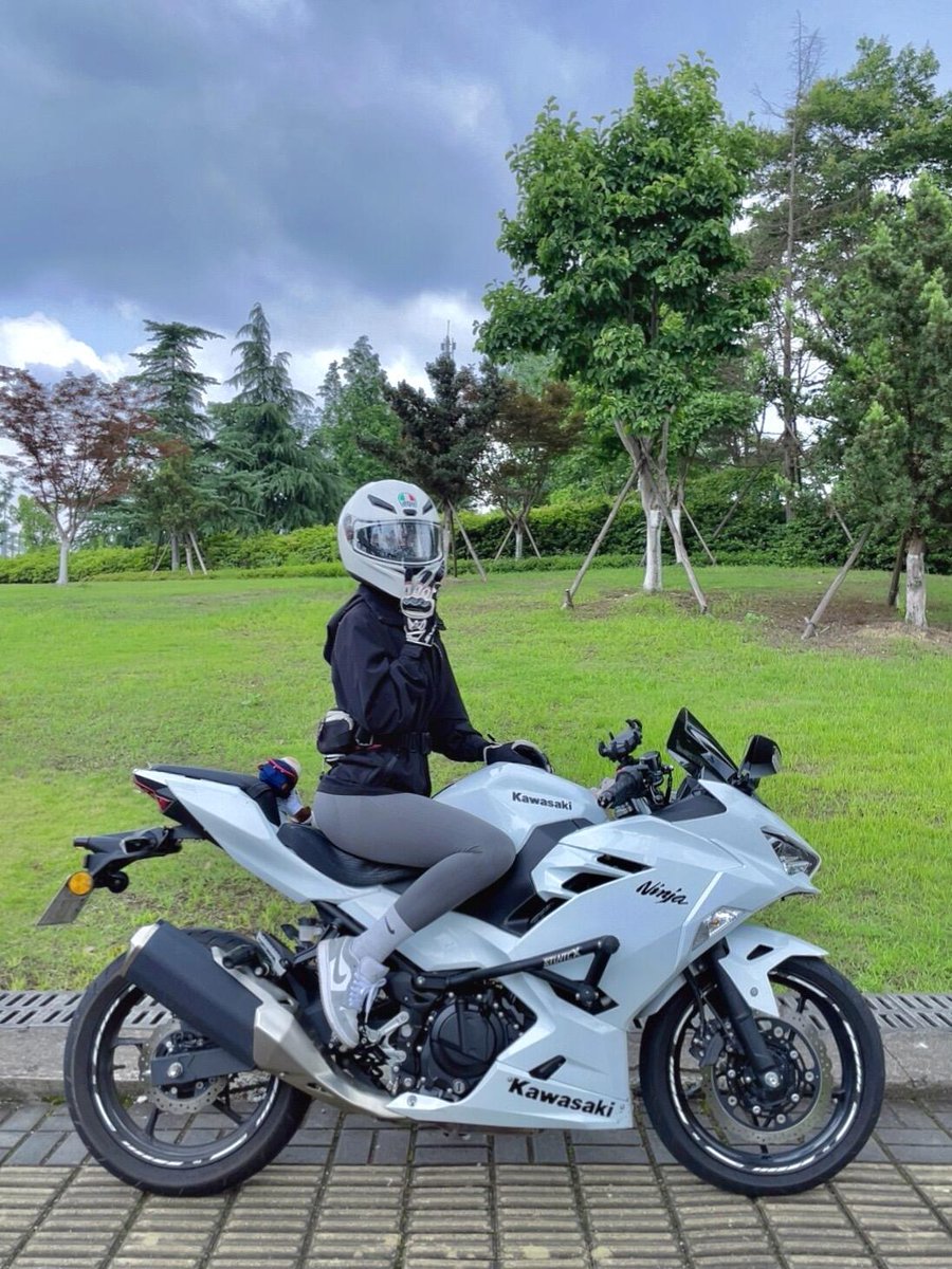 Dominickofo's tweet photo. 名前：菜奈ちゃん
性別：女
年齢：31
身長：165
住み：東京
車種：ninja400
一言：バイクと共に、自由を追いかける

#バイク乗りとして軽く自己紹介 https://t.co/wkNyVwOZ31