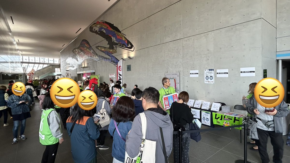 Career___Co's tweet photo. 初のブース出展、無事に終了しました！ 
予想を遥かに上回る【約700名】の方に足を運んでいただき、感謝の気持ちでいっぱいです😭💚
不慣れな点もありお待たせしてしまいましたが、皆さまの温かいお声がけが力になりました。

明日はこのステッカーを【入場口で全員】にお配りします！
明日も全緑で応援しましょう！🏀✨

🎁サイン色紙：5/15(金)迄に当選者の方へはアンケート回答の番号へご連絡いたします！