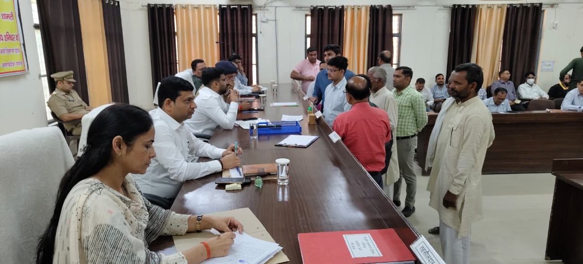 airnews_gkp's tweet image. डीएम की नई पहल: पोर्टल और ऑपरेटर के साथ अब मौके पर होगा समाधान 

#शामली में जिलाधिकारी आलोक यादव ने ‘ऑन-द-स्पॉट’ डिजिटल समाधान की शुरुआत की। अब स्वास्थ्य, पूर्ति व बिजली विभाग के ऑपरेटर मौके पर मौजूद रहेंगे, जिससे फरियादियों को कार्यालयों के चक्कर नहीं लगाने पड़ेंगे।

#Shamli