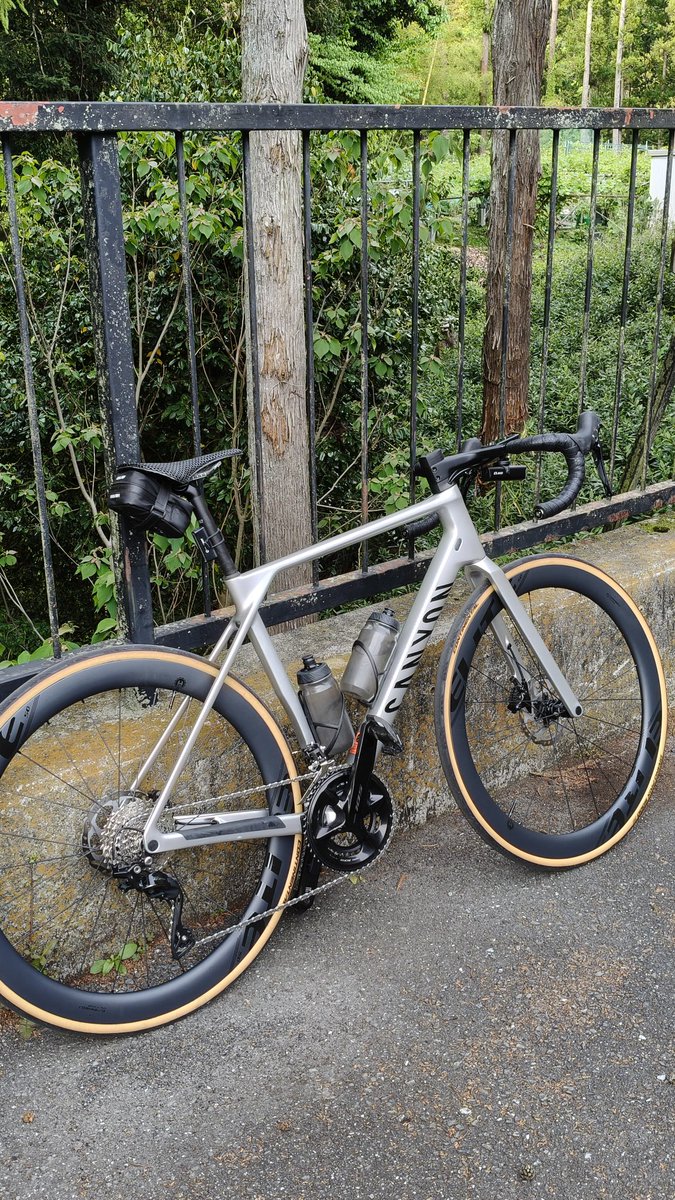denkitodo's tweet photo. 希少なGWの好天。
都民の森へ赴こうと走り出したものの。
なんかダメ。
とにかく脚が回らない。

早々に諦めて、甲武トンネルでＵターン。
近くの休憩場所で伊勢崎〜来たバイク乗りと雑談。
帰路のコンビニではCANYON乗りの自転車乗りと雑談。

見知らぬ人との雑談。素晴らしいね♪ https://t.co/RhuWiRg99W