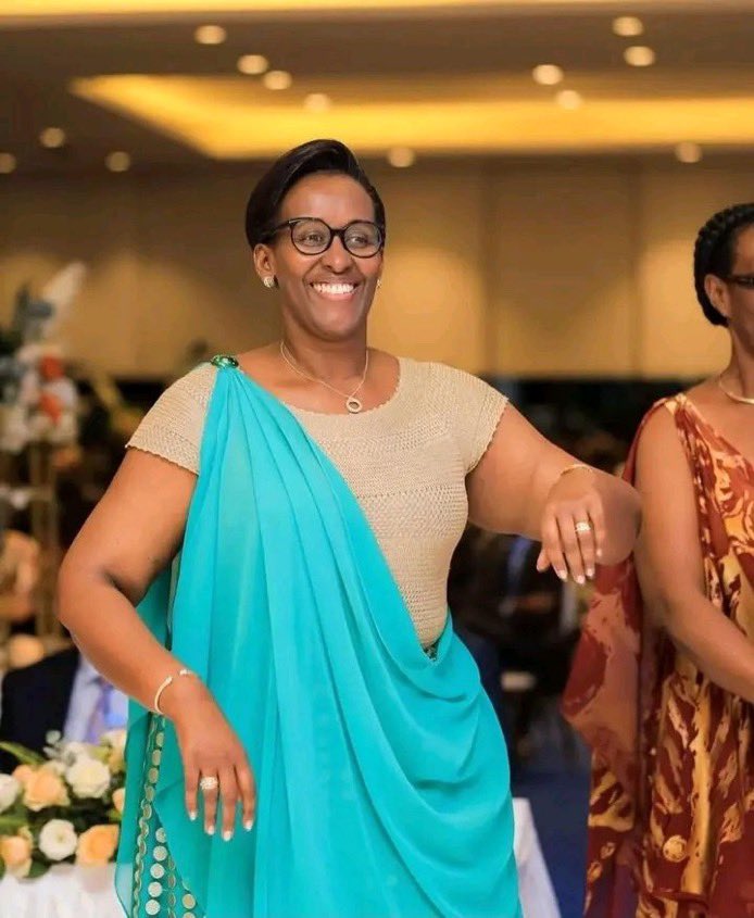 Inkotayi_Imena's tweet photo. Umutarutwa mu Rugamba rwo Kwubaka Imibereho Myiza: Incamake y’Ibigwi by’Umunyabigwi wacu ❤️🇷🇼Inkotanyi cyane, Inshuti y’urubyiruko Nyakubahwa First Lady Jeannette Kagame

Umunyabigwi wacu🇷🇼❤️ Inkotanyi cyane Nyakubahwa Premiere Dame du Rwanda Mama Jeannette Kagame, wavutse mu mwaka wa 1962, ni umugore wa Perezida wa Repubulika y’u Rwanda, Paul Kagame. Yavukiye i Burundi kubera Politiki mbi ya PARMEHUTU yibasiraga Abatutsi.
 Madamu Jeannette Kagame n’umugabo we bashakanye mu 1989, ubu bakaba bafite abana bane ari bo: Ivan Cyomoro, Ange, Ian, na Brian Kagame. Mu bijyanye n’amashuri, afite impamyabumenyi mu bukungu n’icungamutungo, ubumenyi yifashisha mu miyoborere y'imishinga itandukanye iteza imbere imibereho myiza y’abaturage.

Kimwe mu bikorwa by’indashyikirwa bya Madamu Jeannette Kagame ni ishingwa rya  Imbuto Foundation mu mwaka wa 2007. Iyi fondasiyo ifite intego yo guteza imbere abagore n’abakobwa binyuze mu burezi, ubuzima, n’iterambere ry’ubukungu. Muri uyu mwaka wa 2026, Imbuto Foundation ikomeje imishinga minini irimo nko kubaka ibitaro by’ababyeyi i Nyamata bimaze kugera kuri 80%, ndetse na gahunda ya iAccelerator Phase 7 igamije gufasha urubyiruko rwinjiye mu bushabatsi budasanzwe bwibanda ku buzima bwo mu mutwe n’ubw’imyororokere.

Kuva mu mwaka wa 2001, Madamu Jeannette Kagame yagize uruhare rukomeye mu kurwanya virusi itera SIDA mu Rwanda no muri Afurika. Yakiriye inama ya mbere y’abategarugori ba mbere b’Abanyafurika i Kigali, yaje kuvamo ishingwa ry’umuryango OAFLA (Umuryango w’Abategarugori ba mbere b’Abanyafurika barwanya SIDA), aho yanabaye perezida wawo kuva mu 2004 kugeza 2006. Ibikorwa bye byibanze cyane ku kwita ku miryango ibana na gakoko gatera Sida, kwirinda ko umubyeyi ayanduza umwana, no gukuraho akato ku banduye.

Usibye ubuzima n’uburezi, Madamu Jeannette Kagame ashyira imbaraga mu kuzamura imibereho y’abapfakazi, impfubyi, n’imiryango itishoboye. Ni umunyamuryango  wa Rotary Club Virunga kandi yagize uruhare mu gushyiraho isomero rya mbere rusange mu Rwanda mu mwaka wa 2012. Fondasiyo ye kandi itanga amahugurwa ku rubyiruko mu bijyanye n’ubuyobozi no kwihangira imirimo, ikanibanda ku gushaka ibisubizo bishya mu muryango nyarwanda binyuze mu guhuza imiyoborere ishingiye ku muco n’impuhwe.

Kubera umuhate we, Jeannette Kagame yahawe ibihembo bitandukanye ku rwego mpuzamahanga. Muri byo harimo impamyabumenyi y’icyubahiro yakuye muri Kaminuza ya Gikirisitu ya Oklahoma mu 2010 n’igihembo cya UNICEF yahawe hamwe na Perezida Kagame mu 2009. Mu mwaka wa 2017, yahawe ibihembo bibiri na "The Voice Magazine" nk’umugore w’indashyikirwa muri Afurika, ndetse no mu 2018 ahabwa igihembo cya Africa Women of Excellence Award i Johannesburg mu gushimira uruhare rwe mu guteza imbere uburinganire n'iterambere ry'umugabane wa Afurika.

Madamu Jeannette Kagame akunze kugaragaza ko ibihembo n'ibikorwa by’indashyikirwa ageraho bitamutera kwishongora, ahubwo bimwongerera imbaraga zo gukomeza gukora cyane. Mu butumwa bwe, akunze gushishikariza abandi bagore guharanira icyerekezo cyiza no gukora ku nyungu z’abaturage. Akomeje kuba icyitegererezo mu Rwanda, cyane cyane mu bijyanye no kubungabunga amateka, guteza imbere ubutabera no kwita ku rubyiruko rugiye kuvamo abanyamategeko n'abayobozi b'ejo hazaza mu rwego rwo kubaka u Rwanda rwishimiye kandi ruteye imbere.

@KanyanaVanessa
@MukobwaWinfred
@IsabelleKarake
@aylaIneza
@FabRugumire
@AlexRugamba24
@rosette_uwase
@TheKigalian
 @CyizaLiza
@802hzg