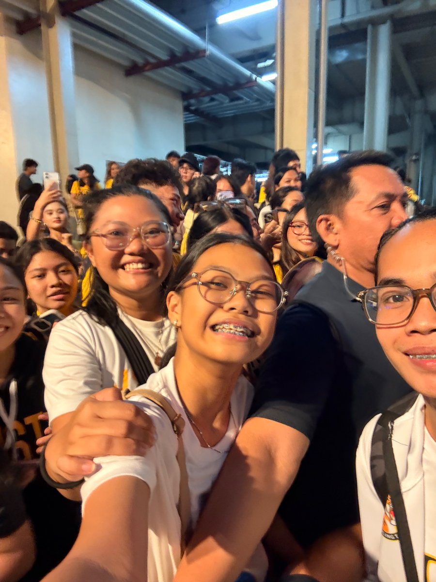 CLAREthromycin's tweet photo. ang pangarap ko next season ay makumpleto si Angge sa pic na to. HAHAHAHAHA 

#GoUSTe pa rin!!! 🥺🐯💛🖤🤍
#UAAPSeason88 https://t.co/dpupbqZiiP