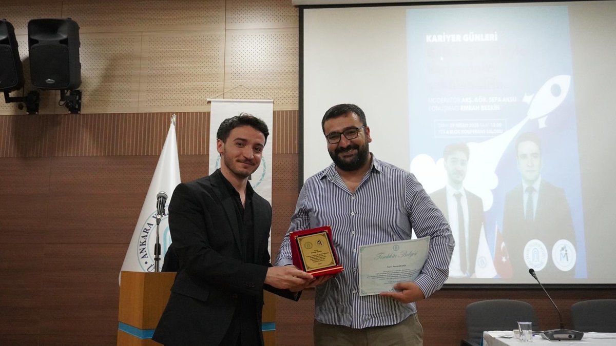 aybucev's tweet photo. Arapça bölümü öğrencilerimize geleceğe yönelik kariyer planlaması konusunda kıymetli ipuçları verdi.📚
Bizlere kıymetli vaktini ayırıp tecrübeleriyle yolumuzu aydınlatan Sayın Emrah Beskin'e Moderatörlüğü için Arş. Gör. Sefa Aksu hocamıza  tüm katılımcılarımıza teşekkür ederiz.🎉 https://t.co/f5Ye6q8bOe