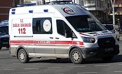 tanerdemirer66's tweet photo. Çanlar Tıp Eğitimi için çalıyor!!
Hasta garantisi üzerinden çalışan ve müteahhit firmalara rant sağlayan devasa şehir hastanelerinin açılması her yıl çok sayıda doktor mezun eden ve ülkemizin hekim ihtiyacını karşılayan büyük şehirledeki tıp fakültelerinde verilen eğitime ve özellikle mezuniyet sonrası asistan eğitimine çok büyük darbe vurmuştur:
✅Hasta garantisi bazında çalışan devasa şehir hastanelerinin garanti edilen hasta sayısına ulaşabilmesi için @saglikbakanligi  büyük şehirlerde bulunan ve Türk halkına neredeyse 90 yıldır hizmet veren Cumhuriyetimizle özdeşleşmiş kamu hastanelerini kapatmakla kalmamış  bakanlık talimatıyla tüm 112 ambulanslarını devasa şehir hastanelerinin acil servislerine yönlendirme uygulamasına başlamıştır.
✅Ülkemize çok büyük hizmetler vermiş, binlerce hekim yetiştirmiş Cumhuriyetimizin çok önemli kazanımları olan tıp fakültelerimizin hastanelerine Sağlık Bakanlığı 112 ambulans sistemi üzerinden üstü kapalı bir ambargo uygulanmaktadır.
✅Bu yüzden tıp fakültelerinde eğitim alan asistan doktorlarımızın gördüğü acil cerrahi, kalp krizi, inme ve kanamalar ile trafik kazası vakalarının sayılarında son 8 yılda çok ciddi bir düşüş yaşanmıştır.
✅Yeterince acil karın hastası görmemiş, apandisit ameliyatını bile bir elin parmakları kadar yapmış, yeterince koroner damara stent takmamış, trafik kazası hastası görmemiş ya da beyin kanamasına müdahale etmemiş asistanın eğitimi yeterlidir demek mümkün müdür?
✅Eskiden bir genel cerrahi asistanı eğitiminin ilk 3 ayında en az 5 apandisit ameliyatını başarı ile yapıyorken şimdi 5 yıllık eğitiminde sadece bu sayıda apandisit ameliyatı yapar olmuştur. Bu utanç verici bir durumdur; mezuniyet sonrası asistan eğitimine vurulmuş bir darbedir.
✅Büyük şehirlerde bünyesinde tıp fakültesi bulunan tüm üniversite rektörlerinin Sağlık Bakanlığı ve @drmemisoglu düzeyinde girişimde bulunarak 112 ambulans sistemi üzerinden tıp fakültesi hastanelerine uygulanan örtülü ambargonun derhal kaldırılması ve 112 sisteminin daha adil çalışması sağlanmalıdır. Acil vakalarda şehir hastaneleri lehine yapılan pozitif ayrımcılığa son verilmelidir.
@necdetunuvar @CahitGuran @Rektor_Bey @ProfDr_ugurunal @_bayramyilmaz_ @erolozvar @YuksekogretimK @ykalitekurulu @ttborgtr @AlpayAzap @TUzmanl @ComezTurhan @profsaltik @ahmetserdarkar1 @CerrahiTurk @TKDResmi @112Platformu @saygi_ozturk @Deniz_Zeyrek @karagozilker @gazetesozcu @tibbiyelisozluk @gulnursaydam @GulsanSucak @LeventAkcay1