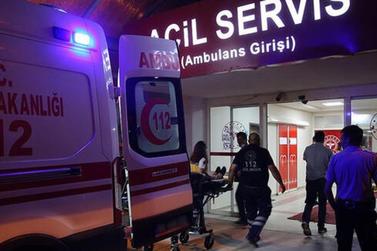 tanerdemirer66's tweet photo. Çanlar Tıp Eğitimi için çalıyor!!
Hasta garantisi üzerinden çalışan ve müteahhit firmalara rant sağlayan devasa şehir hastanelerinin açılması her yıl çok sayıda doktor mezun eden ve ülkemizin hekim ihtiyacını karşılayan büyük şehirledeki tıp fakültelerinde verilen eğitime ve özellikle mezuniyet sonrası asistan eğitimine çok büyük darbe vurmuştur:
✅Hasta garantisi bazında çalışan devasa şehir hastanelerinin garanti edilen hasta sayısına ulaşabilmesi için @saglikbakanligi  büyük şehirlerde bulunan ve Türk halkına neredeyse 90 yıldır hizmet veren Cumhuriyetimizle özdeşleşmiş kamu hastanelerini kapatmakla kalmamış  bakanlık talimatıyla tüm 112 ambulanslarını devasa şehir hastanelerinin acil servislerine yönlendirme uygulamasına başlamıştır.
✅Ülkemize çok büyük hizmetler vermiş, binlerce hekim yetiştirmiş Cumhuriyetimizin çok önemli kazanımları olan tıp fakültelerimizin hastanelerine Sağlık Bakanlığı 112 ambulans sistemi üzerinden üstü kapalı bir ambargo uygulanmaktadır.
✅Bu yüzden tıp fakültelerinde eğitim alan asistan doktorlarımızın gördüğü acil cerrahi, kalp krizi, inme ve kanamalar ile trafik kazası vakalarının sayılarında son 8 yılda çok ciddi bir düşüş yaşanmıştır.
✅Yeterince acil karın hastası görmemiş, apandisit ameliyatını bile bir elin parmakları kadar yapmış, yeterince koroner damara stent takmamış, trafik kazası hastası görmemiş ya da beyin kanamasına müdahale etmemiş asistanın eğitimi yeterlidir demek mümkün müdür?
✅Eskiden bir genel cerrahi asistanı eğitiminin ilk 3 ayında en az 5 apandisit ameliyatını başarı ile yapıyorken şimdi 5 yıllık eğitiminde sadece bu sayıda apandisit ameliyatı yapar olmuştur. Bu utanç verici bir durumdur; mezuniyet sonrası asistan eğitimine vurulmuş bir darbedir.
✅Büyük şehirlerde bünyesinde tıp fakültesi bulunan tüm üniversite rektörlerinin Sağlık Bakanlığı ve @drmemisoglu düzeyinde girişimde bulunarak 112 ambulans sistemi üzerinden tıp fakültesi hastanelerine uygulanan örtülü ambargonun derhal kaldırılması ve 112 sisteminin daha adil çalışması sağlanmalıdır. Acil vakalarda şehir hastaneleri lehine yapılan pozitif ayrımcılığa son verilmelidir.
@necdetunuvar @CahitGuran @Rektor_Bey @ProfDr_ugurunal @_bayramyilmaz_ @erolozvar @YuksekogretimK @ykalitekurulu @ttborgtr @AlpayAzap @TUzmanl @ComezTurhan @profsaltik @ahmetserdarkar1 @CerrahiTurk @TKDResmi @112Platformu @saygi_ozturk @Deniz_Zeyrek @karagozilker @gazetesozcu @tibbiyelisozluk @gulnursaydam @GulsanSucak @LeventAkcay1