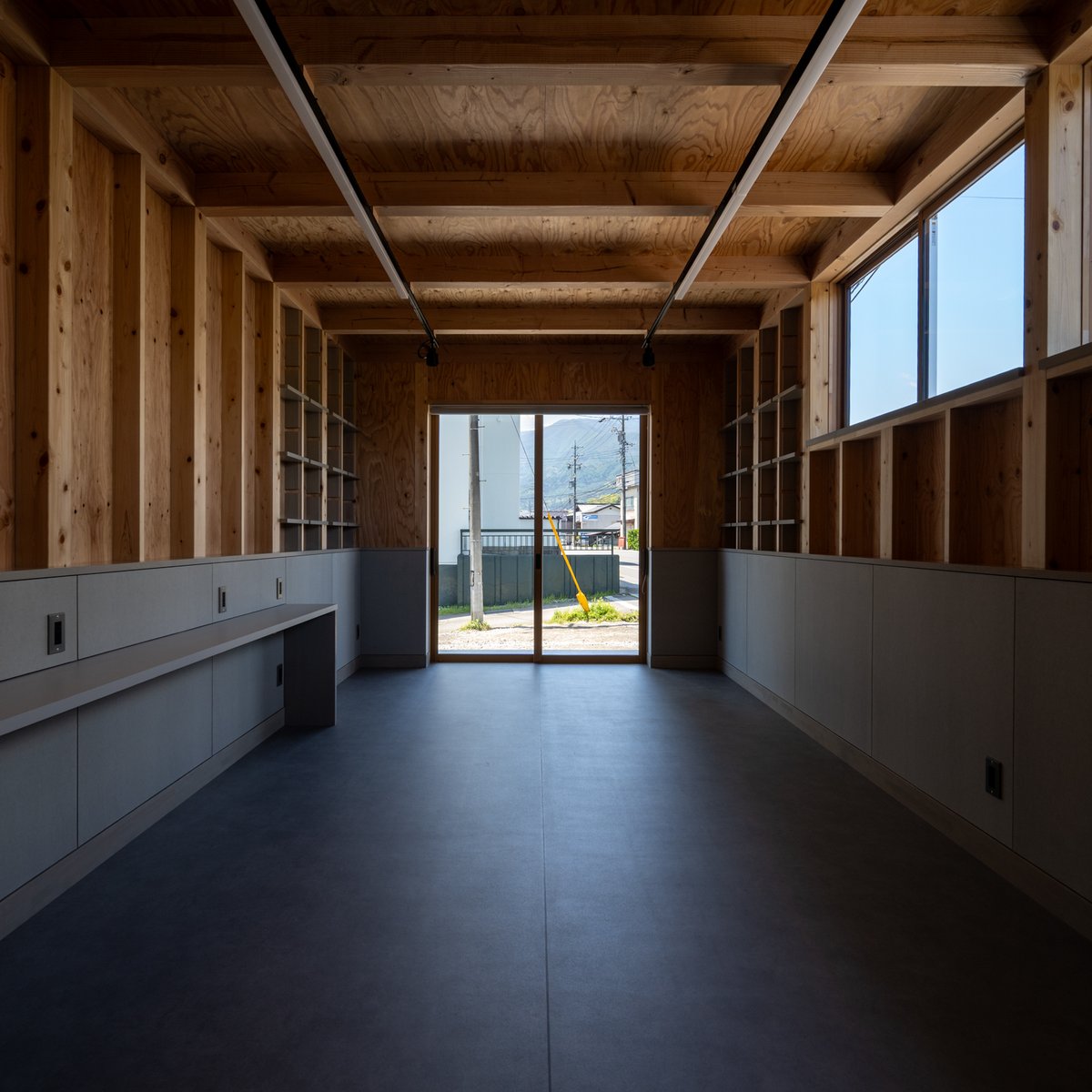 ktn_architects's tweet photo. hibi hair design. 
竣工のタイミングで撮影。街の中に静かに佇む外観と、内部の明るさの対比。本格的な編集はこれからですが、印象的なカットを先行してアップ。
5月末オープン予定です。 https://t.co/R4p2IG8JE0