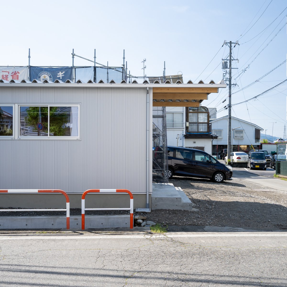 ktn_architects's tweet photo. hibi hair design. 
竣工のタイミングで撮影。街の中に静かに佇む外観と、内部の明るさの対比。本格的な編集はこれからですが、印象的なカットを先行してアップ。
5月末オープン予定です。 https://t.co/R4p2IG8JE0