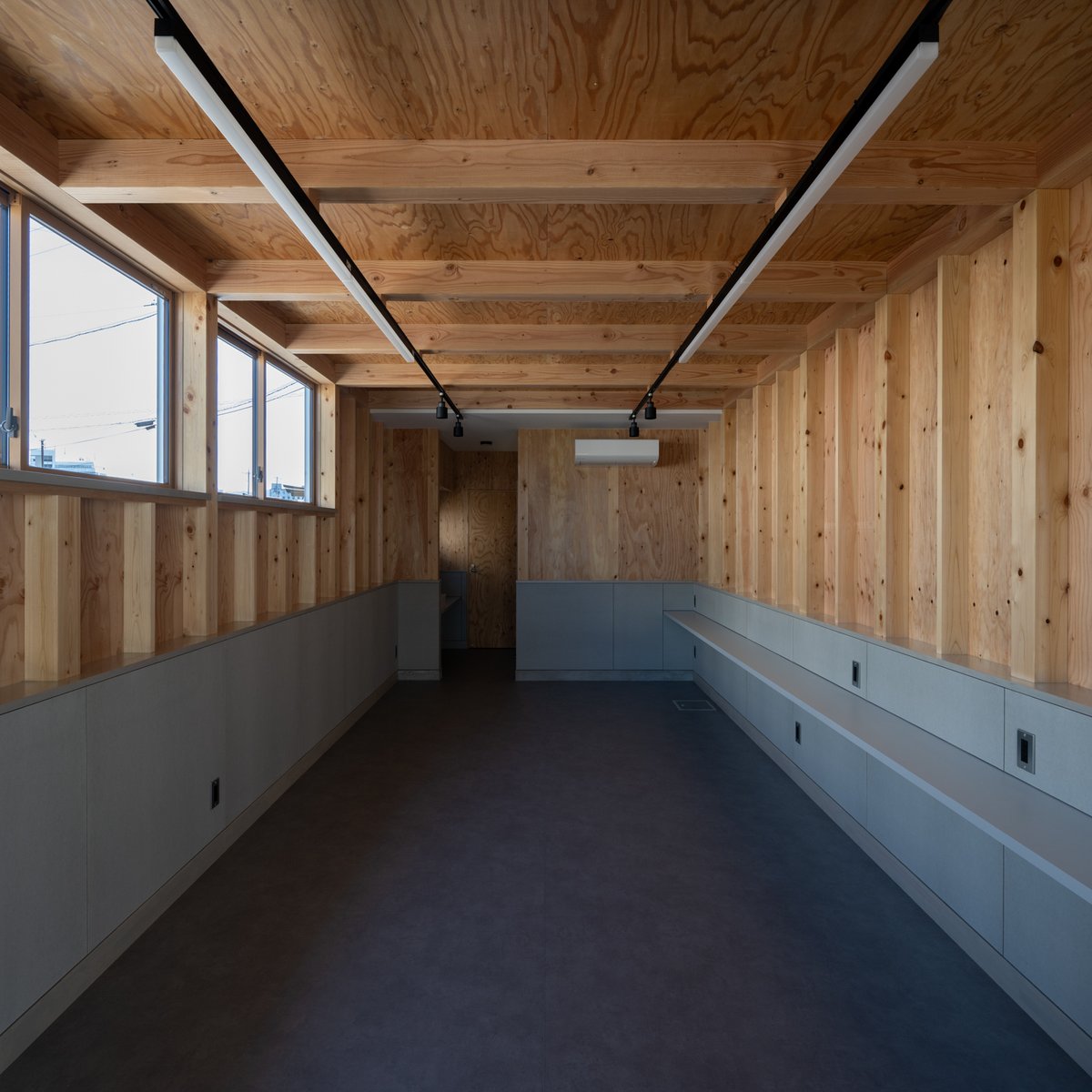 ktn_architects's tweet photo. hibi hair design. 
竣工のタイミングで撮影。街の中に静かに佇む外観と、内部の明るさの対比。本格的な編集はこれからですが、印象的なカットを先行してアップ。
5月末オープン予定です。 https://t.co/R4p2IG8JE0