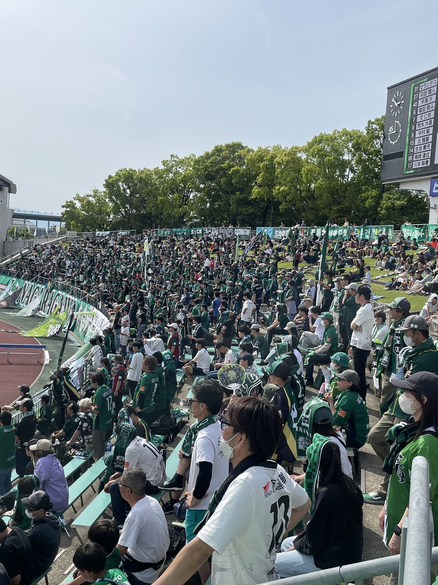 Ken1so's tweet photo. 新しいパイフラを作成。美濃の蝮、斎藤道三の如くしぶとく戦う岐阜をイメージしています。
今日はゴル裏多いと思ってたら、8千人も入ってた！
#FC岐阜
#パイフラ https://t.co/zlrldDpVQX
