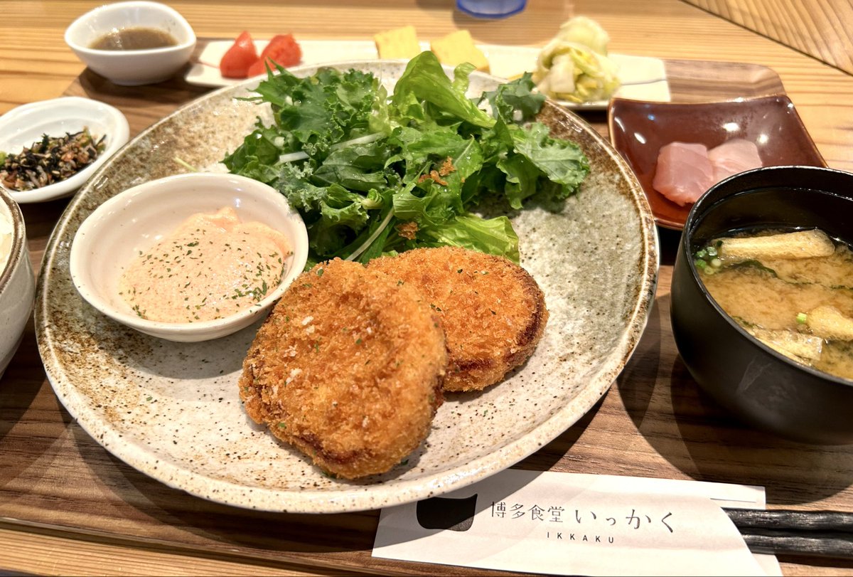 k_marma's tweet photo. お腹がすいたよー😩💦
空港でご飯🍚
ここ美味しいのよね〜😋今日はあまり時間なくて明太子コロッケの定食にしたけれど、あごだしのおでんと一口餃子が美味しいよ‼️博多の味😊
#福岡空港
#博多食堂いっかく https://t.co/FlKnms9dbM