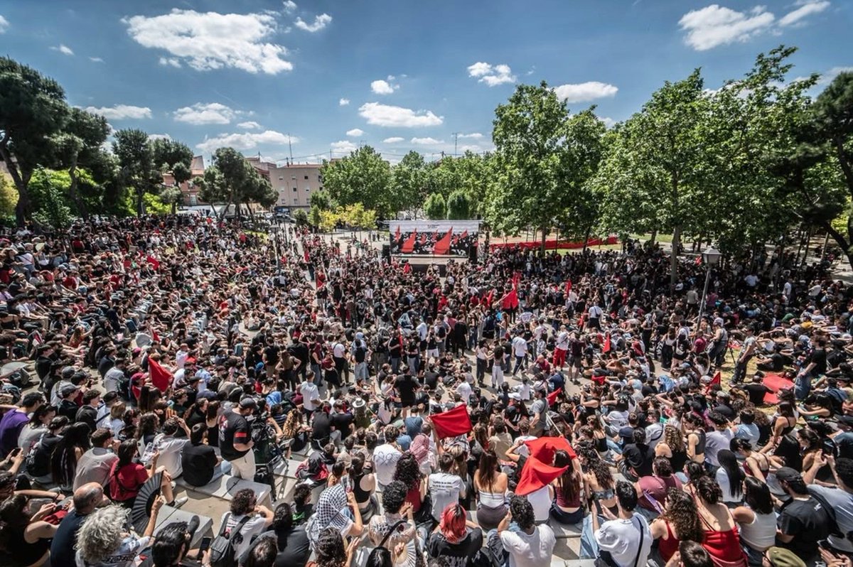 DaniGagoPhoto's tweet photo. Los chavales son de ultraderecha, te cuentan 

(Las fotos de Vallekas de @AMakedaMk) https://t.co/T0Pqv4NcF2