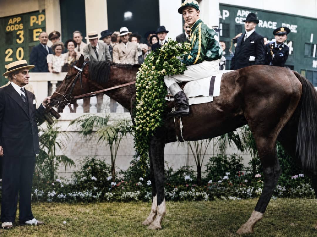 blindadosalas1's tweet photo. #Hipismo #CrónicasDelKentuckyDerby El 07/05/1938 LAWRIN 🇺🇸 ganó el #KentuckyDerby Único nacido en #KansasState en ganar la carrera. Primer triunfo de por vida para sus conexiones: EDDIE ARCARO y BEN JONES.
Fue el purasangre que estrenó la hoy famosa e icónica #PaddockTerrace https://t.co/gWTie4pxb9
