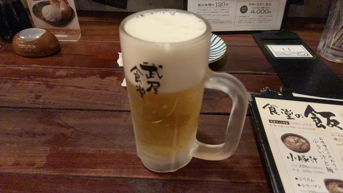 sweetbay028's tweet photo. 今日も最高すぎましたー！あの曲であーちゃんみたいに喉がガラガラーホテル近くの食堂で飲むっぽー！#bandmaid https://t.co/6vS8kryd5E