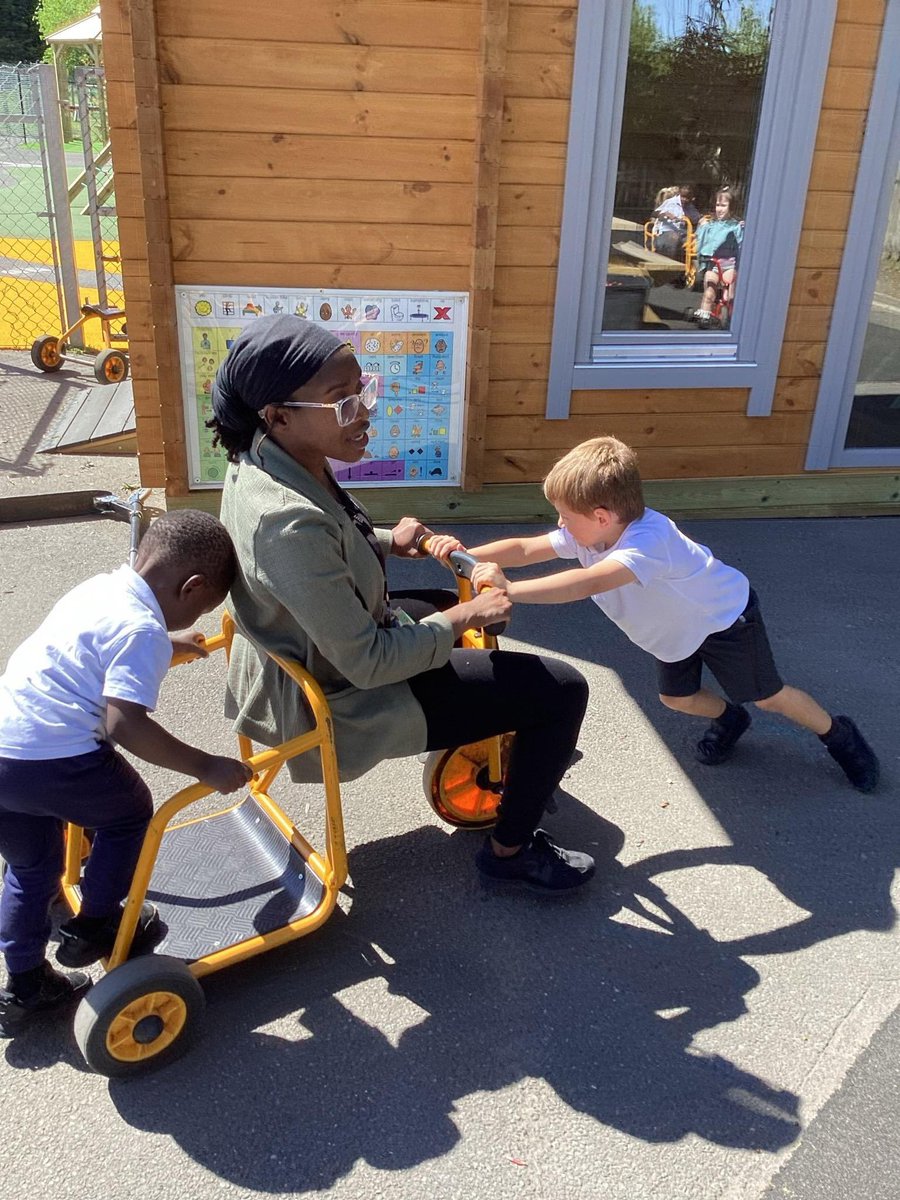 ForestersPS's tweet image. Cherry class have been busy developing our riding skills, experimenting with ice, creating repeated patterns and expressing our creativity in the mud kitchen and with the construction resources. A fantastic day of learning through play! 🚲🧊🔄👷‍♀️👷‍♂️ #EarlyYears #LearningThroughPlay