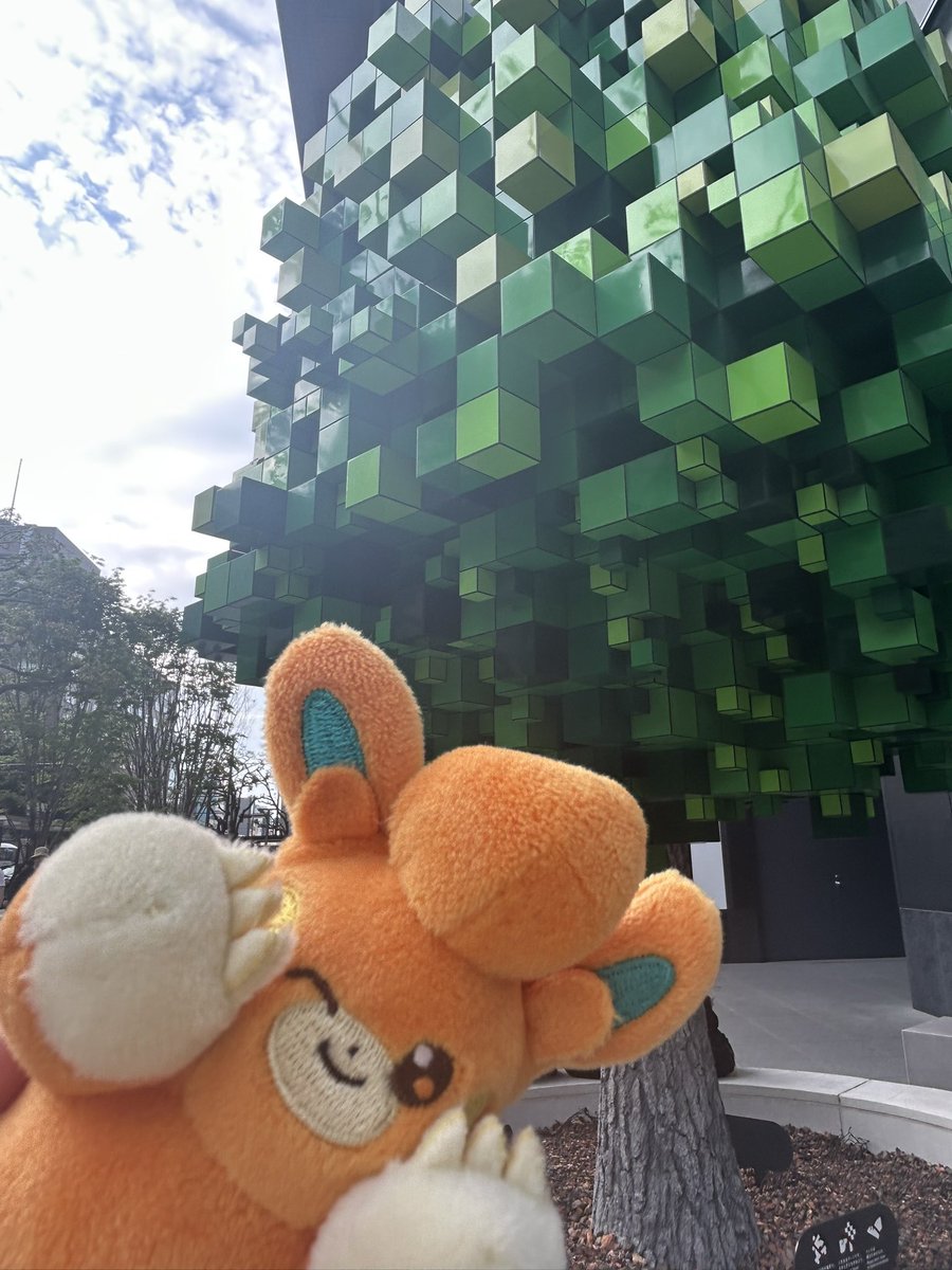 marumaruyama96's tweet photo. 今日の連れ歩きはパモさんでした✌️
マイクラみたいな木はどういうオブジェだったのかよくわかってない
幹は本物の木だったよ🌲 https://t.co/KHaBE93HcT