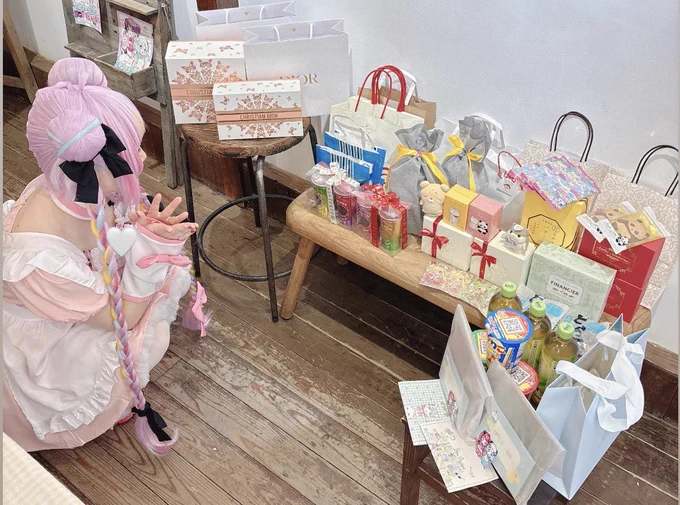 #みたぽち 2人展 4日目ありがとうございました 差し入れやお手紙、本当にありがとうございます…!全て大事にいただきます いよいよ明日で最終日…! 明日は半田ちゃんがお手伝いに来てくれます みたうも12時〜在廊してます◎ よろしくお願いします