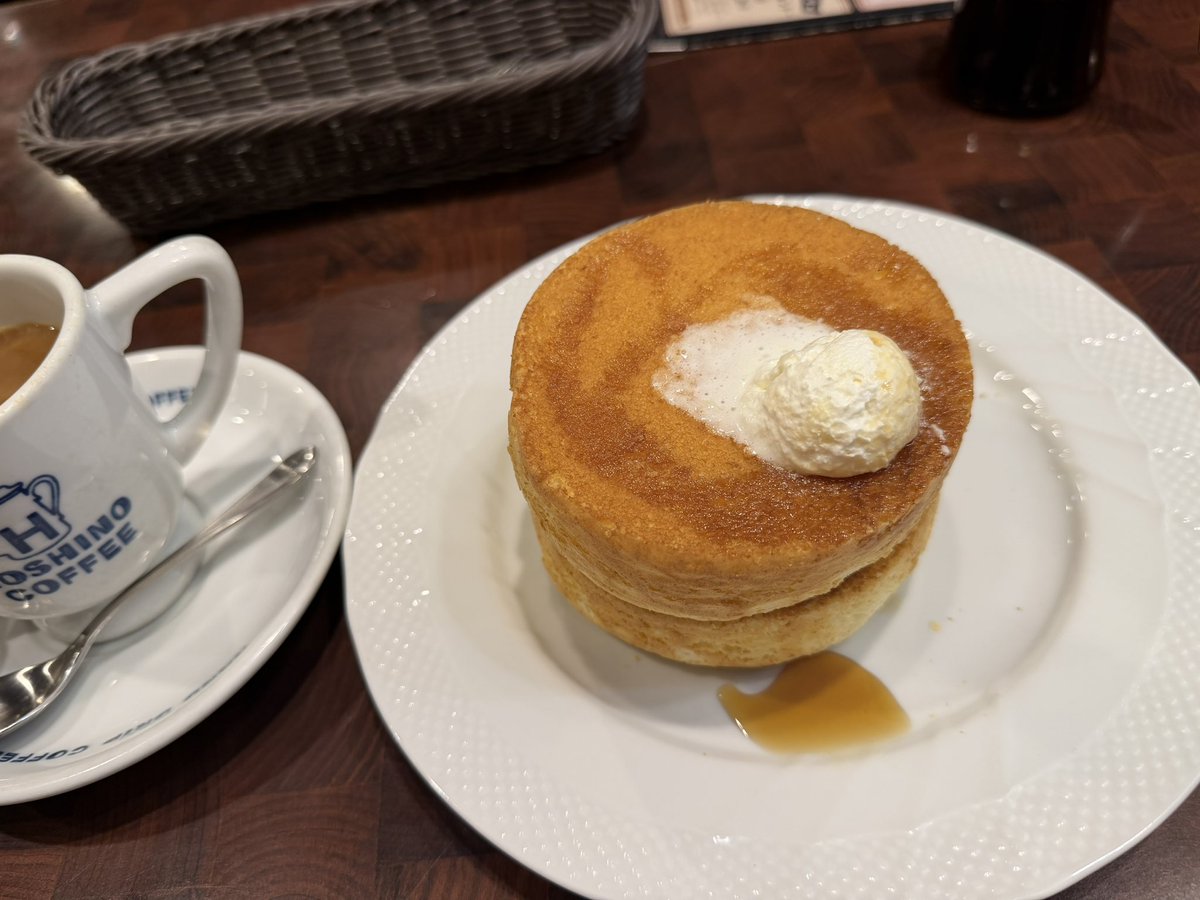 web_life8's tweet photo. 星乃珈琲店にはじめ行ってきた。窯焼きスフレパンケーキが外から写真でみると美味しく写っていたので、、しかし実物はこんな感じだった。メープルがパンケーキに染み込んでいく感じとパサパサ感がして期待していたのと違った。別メニューのケーキ類か珈琲ゼリーのほうが良いのかな。 https://t.co/bS6Xcm830O