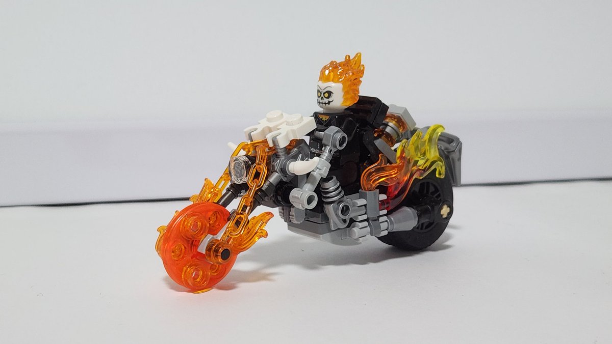 tkr_studios's tweet photo. クラシックなバイクは前のゴーストライダーで作ってたので新しいレゴの方はライディングフォームのバイクにしてみました https://t.co/zwTVQy0Ts3