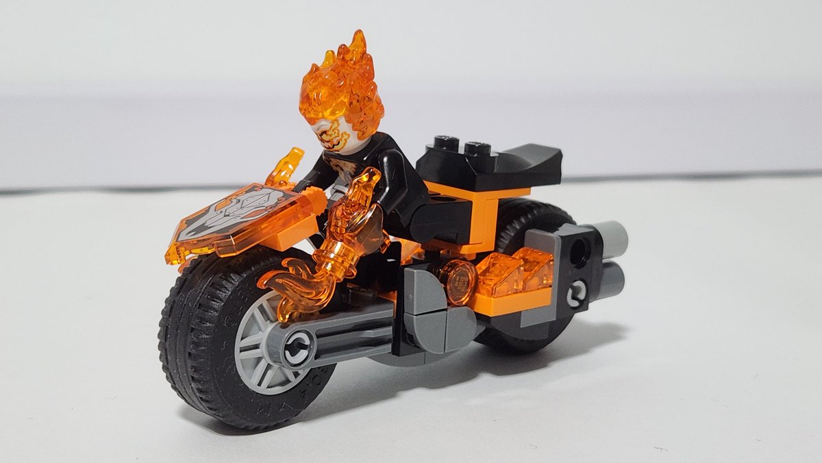 tkr_studios's tweet photo. クラシックなバイクは前のゴーストライダーで作ってたので新しいレゴの方はライディングフォームのバイクにしてみました https://t.co/zwTVQy0Ts3