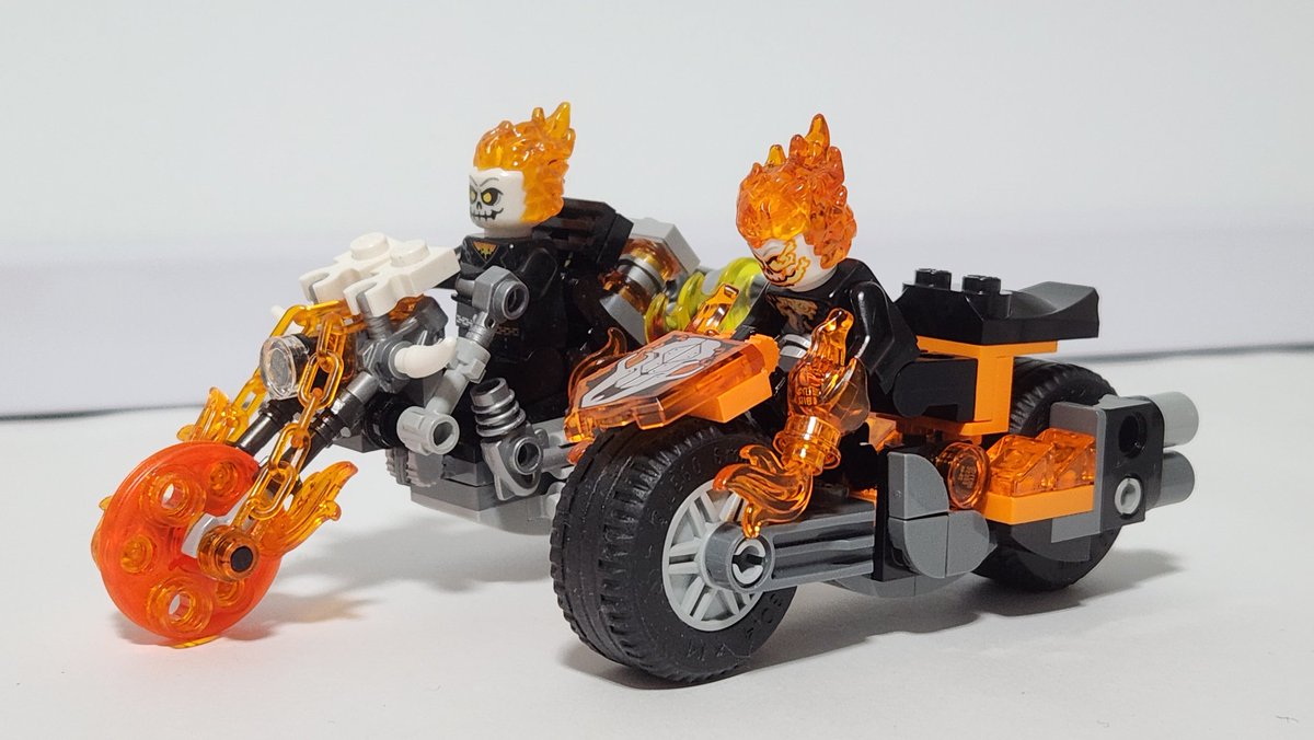 tkr_studios's tweet photo. クラシックなバイクは前のゴーストライダーで作ってたので新しいレゴの方はライディングフォームのバイクにしてみました https://t.co/zwTVQy0Ts3