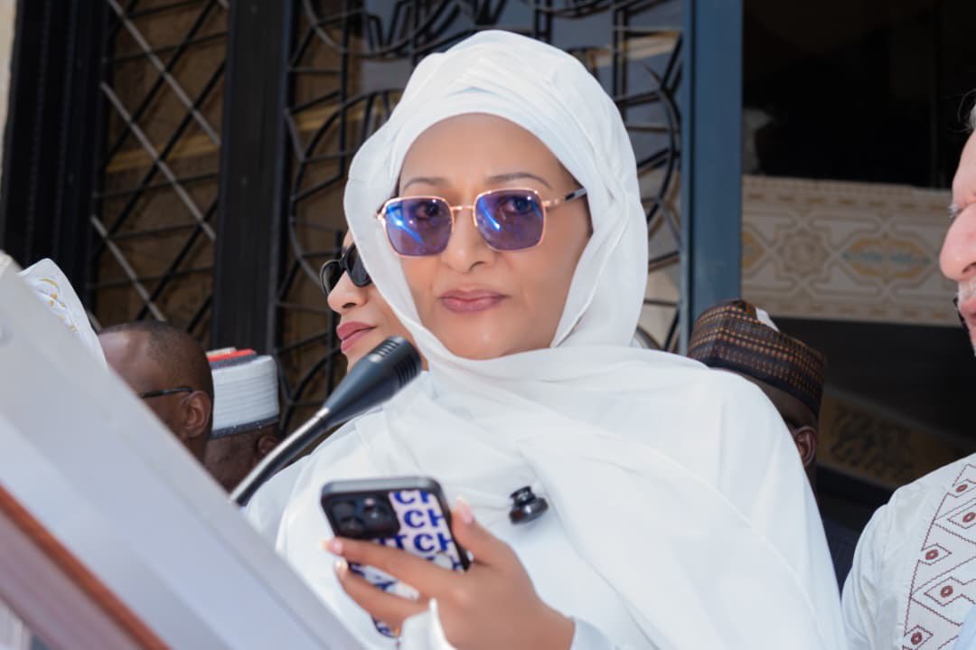 Amina_AK_N's tweet photo. Entre l’absence qui serre le cœur et la lumière qui apaise, la mosquée Raoufya est née, en mémoire de notre cher frère ( 🤲🏻 pour le repos de Son Âme)

À vous qui avez été présents, de près ou de loin, par vos pas, vos prières ou vos pensées… merci du fond du cœur. 

Votre soutien a été une douceur.

Qu’Allah vous récompense infiniment 🤍

#InaugurationMosquée 
#PourLaMemoire
#Gratitude 
#Foi #Islam #A_AK