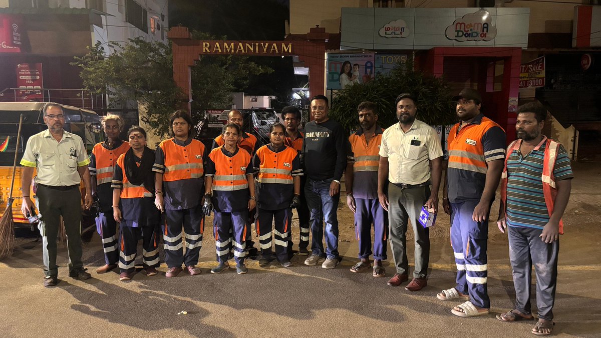 SumeetUrbaser's tweet image. A visit that made the day truly special 
This Labour Day at Z13 Ward 174/179, MG Road, our respected CEO appreciated our team with sweets—honouring their dedication and hard work.
#LabourDay #Gratitude #urbasersumeet #leadership
