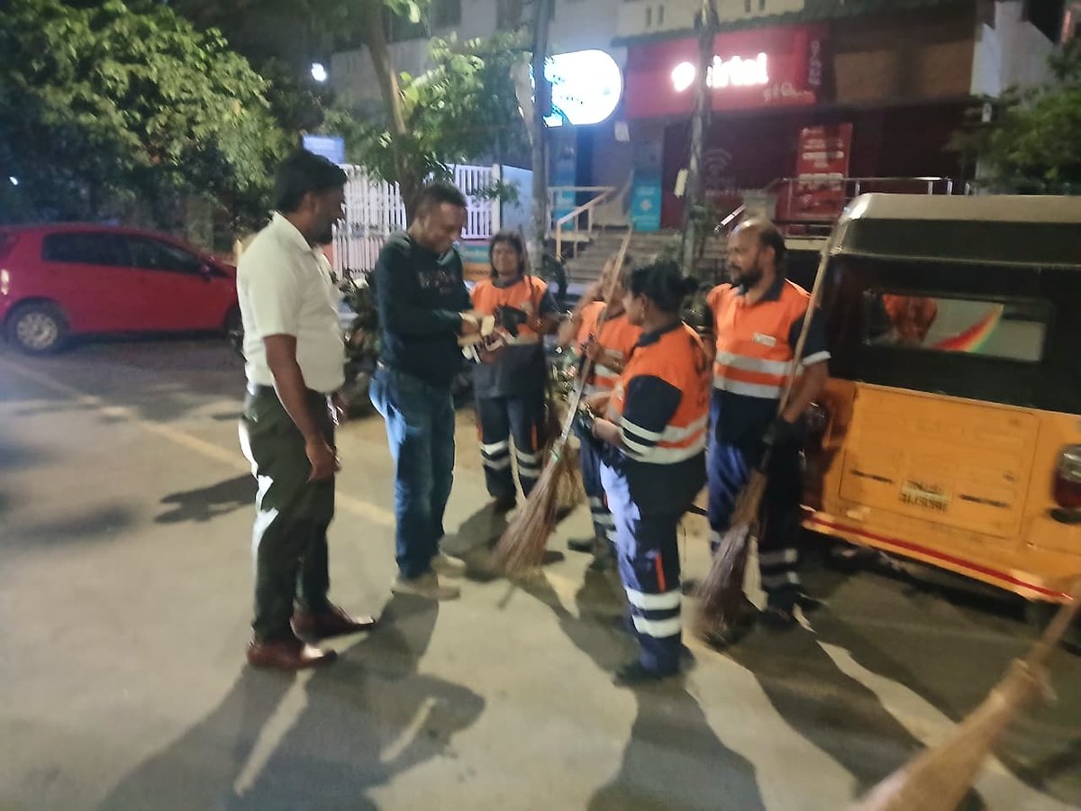 SumeetUrbaser's tweet image. A visit that made the day truly special 
This Labour Day at Z13 Ward 174/179, MG Road, our respected CEO appreciated our team with sweets—honouring their dedication and hard work.
#LabourDay #Gratitude #urbasersumeet #leadership
