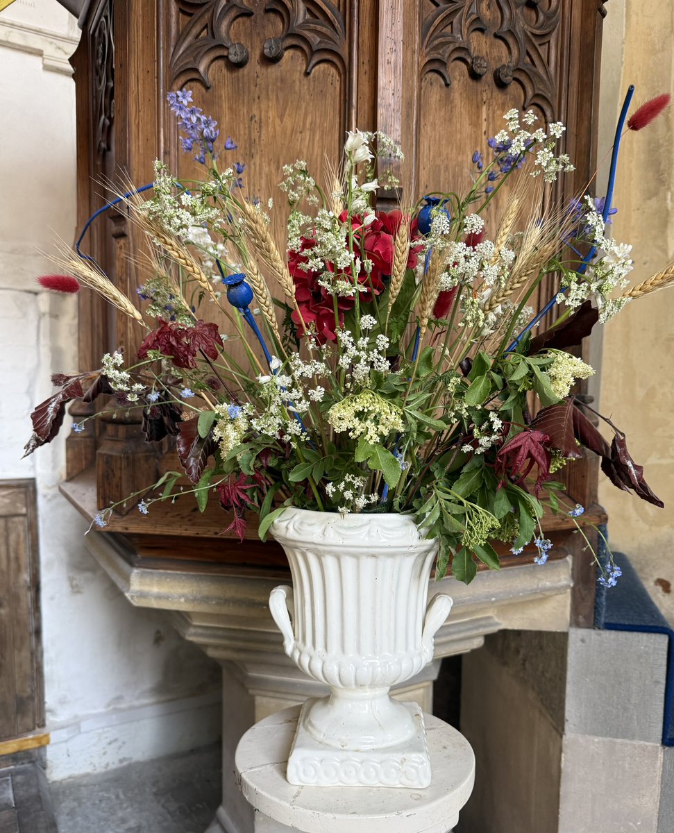 clarescastle's tweet photo. 🇬🇧Solidarity with British Jews. 
My heritage on my father’s side. They’ve contributed hugely to the British way of life; our history, prosperity and values, with achievements in all fields, and continue to do so. Red white & blue flowers. Forget-me-nots in remembrance of October 7th.