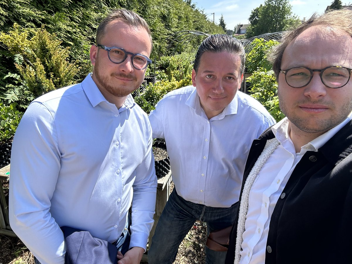 vcatteau_'s tweet photo. J’étais présent en cette fin de matinée à #Provin pour la journée d’adoption de bonsaïs avec Christophe et Quentin.
Entre conseils, découvertes et passion, un beau moment partagé. Merci aux organisateurs pour cette initiative inspirante !
#Circo5905 https://t.co/rstBkYyVuy
