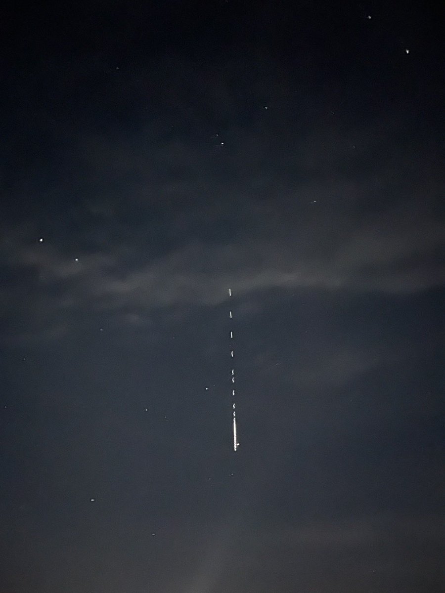 xxy315's tweet image. これ何！？！？
UFOの列！？

もしかして…スターリンクってやつ！？

 #光の列
 #スターリンク
 #UFO
 #岩手の夜空