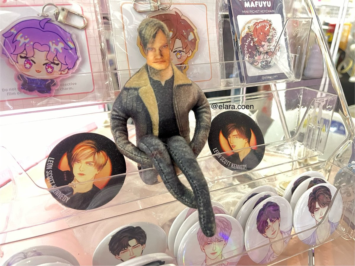 elaracoen's tweet photo. yall u guys almost bought all my leon button pins hahaha, having leon as my lucky charm and booth helper indeed works #residentevil #leon https://t.co/HPAfm8e6J2