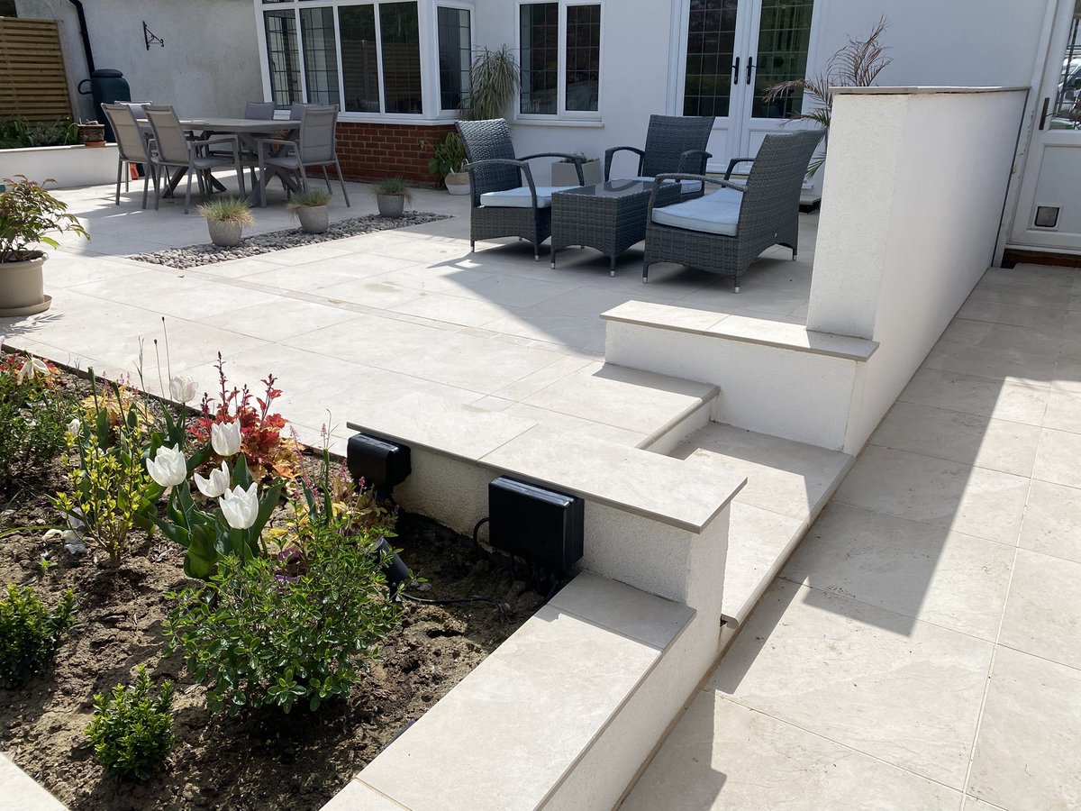 RGELandscapes's tweet image. Always nice to pop back and see garden planted up we did last summer #landscapes #garden #porcelain
