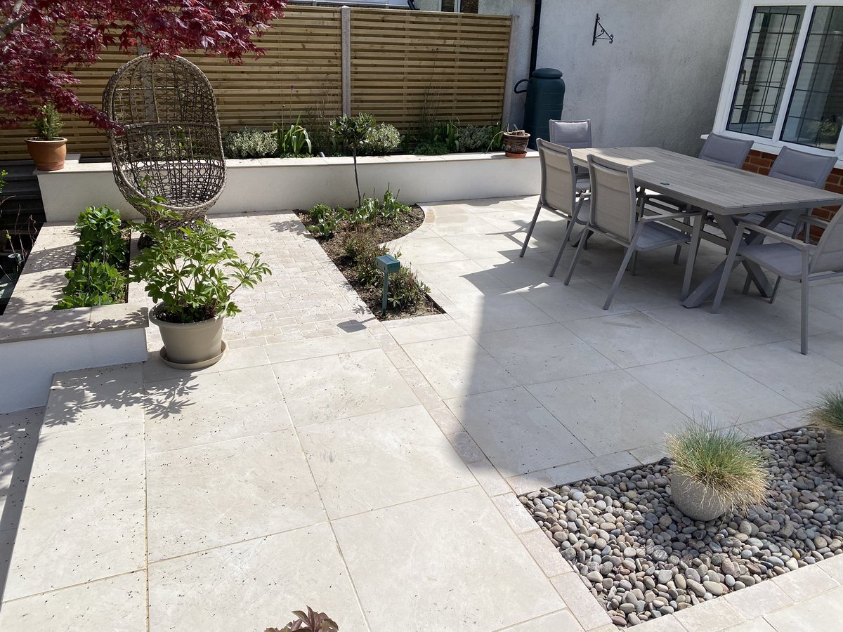 RGELandscapes's tweet image. Always nice to pop back and see garden planted up we did last summer #landscapes #garden #porcelain