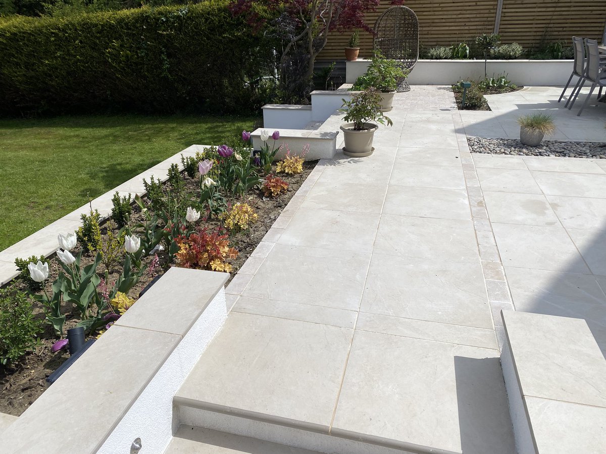 RGELandscapes's tweet image. Always nice to pop back and see garden planted up we did last summer #landscapes #garden #porcelain