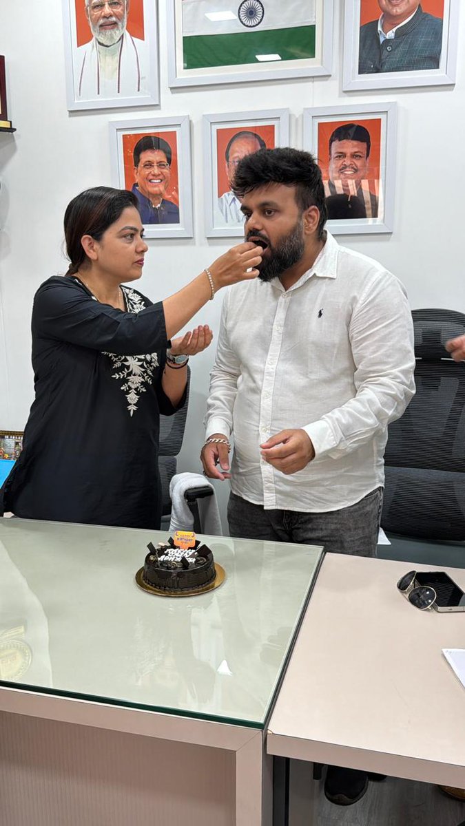SangoreDr's tweet image. 🎉 वाढदिवस सोहळा 🎉
श्री. डॉ. शिल्पा संगोरे
(नगरसेविका, प्रभाग १७)
तसेच
श्री. डॉ. सौरभ संगोरे
यांच्या उपस्थितीत
श्री. रचित जैन
(प्रभाग अध्यक्ष)
यांचा वाढदिवस भारतीय जनता पक्षाच्या कार्यकर्त्यांसमवेत उत्साहात साजरा करण्यात आला 🙌
जनतेसाठी सातत्याने कार्य करणारे.

#birthday